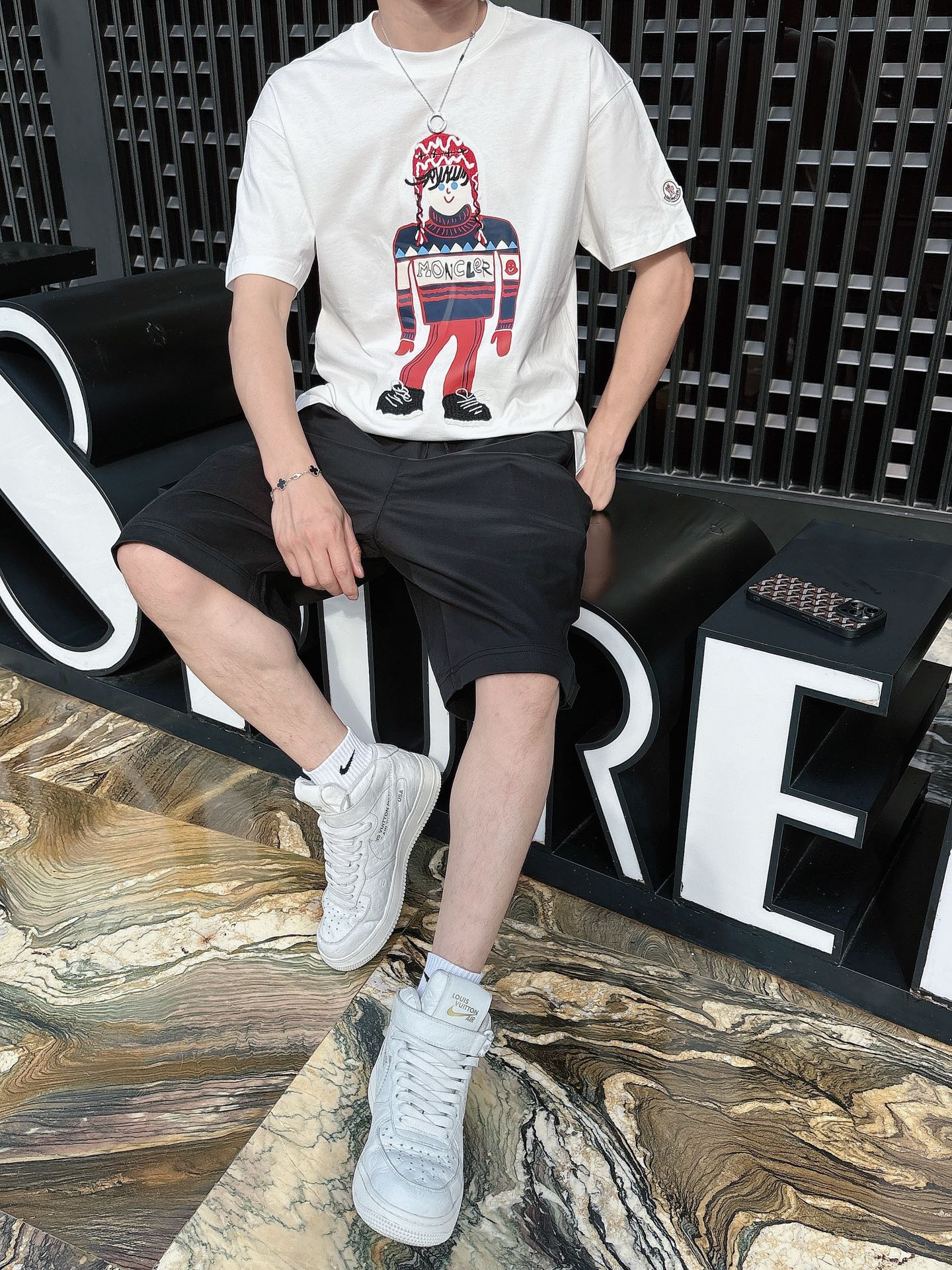 
蒙口  25SS春夏新款首发专柜最新款短袖圆领T恤 高端订制 设计前卫时尚！品牌logo重工艺设计 高