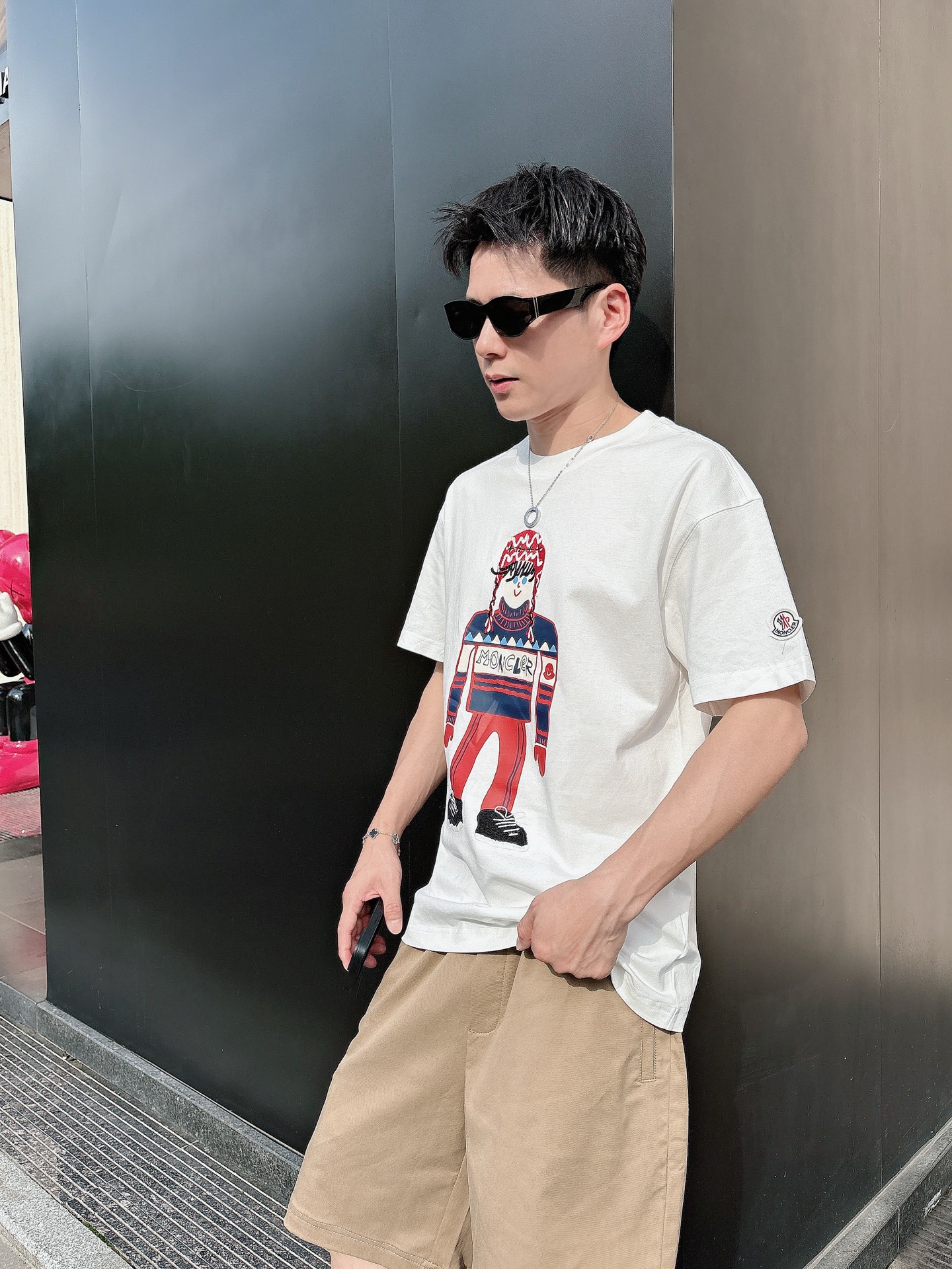 
蒙口  25SS春夏新款首发专柜最新款短袖圆领T恤 高端订制 设计前卫时尚！品牌logo重工艺设计 高