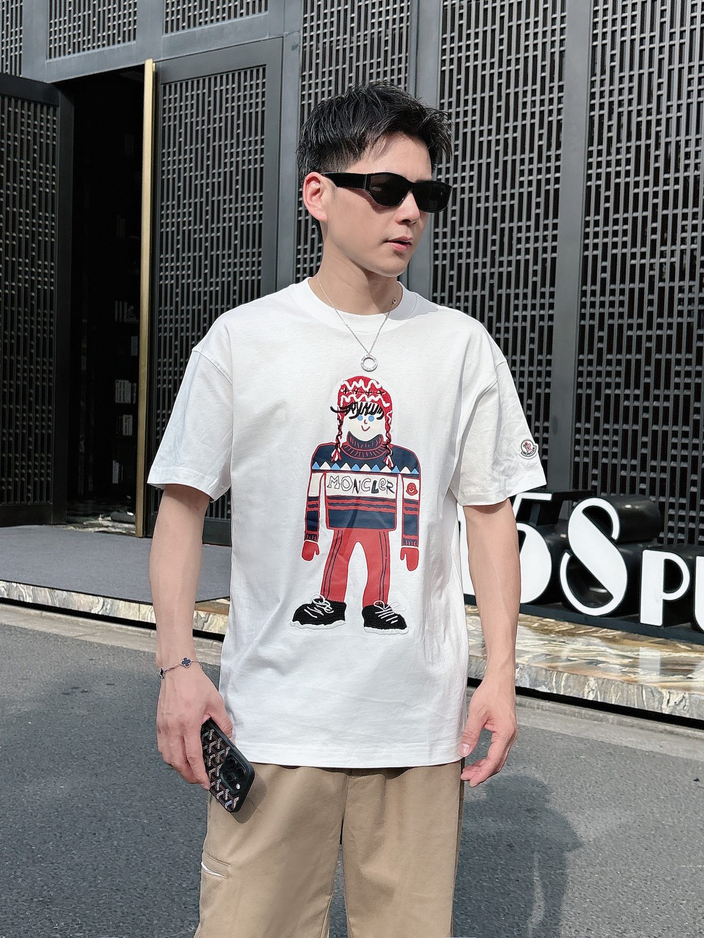 
蒙口  25SS春夏新款首发专柜最新款短袖圆领T恤 高端订制 设计前卫时尚！品牌logo重工艺设计 高