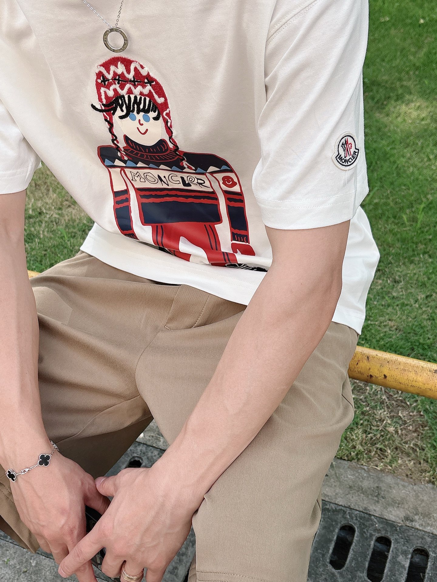 
蒙口  25SS春夏新款首发专柜最新款短袖圆领T恤 高端订制 设计前卫时尚！品牌logo重工艺设计 高