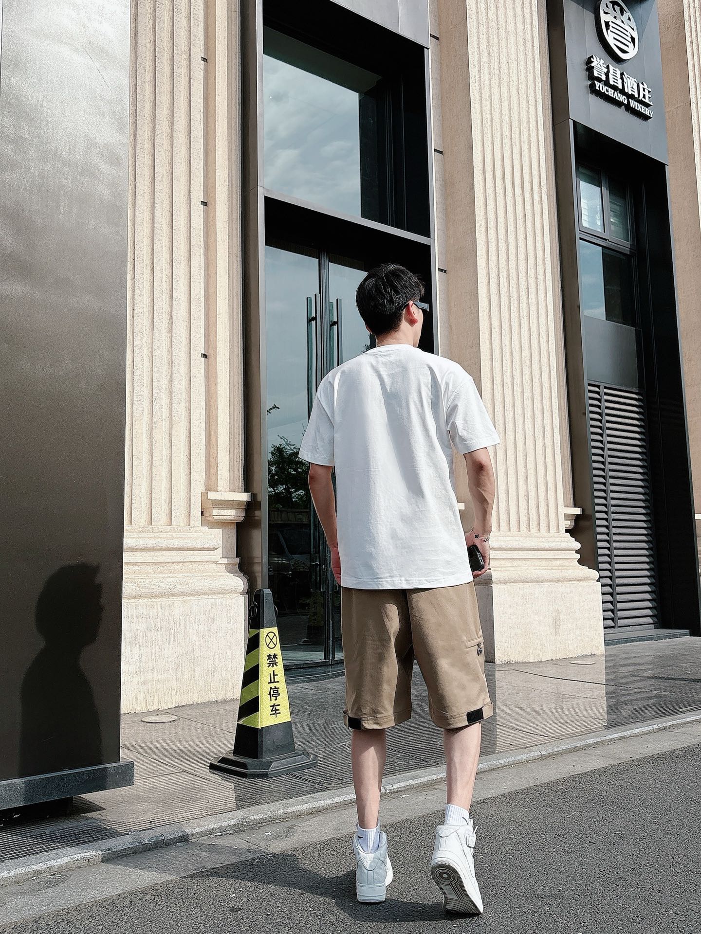 
蒙口  25SS春夏新款首发专柜最新款短袖圆领T恤 高端订制 设计前卫时尚！品牌logo重工艺设计 高