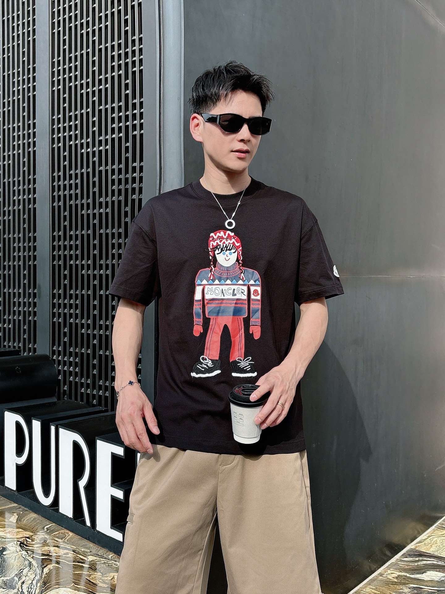 
蒙口  25SS春夏新款首发专柜最新款短袖圆领T恤 高端订制 设计前卫时尚！品牌logo重工艺设计 高