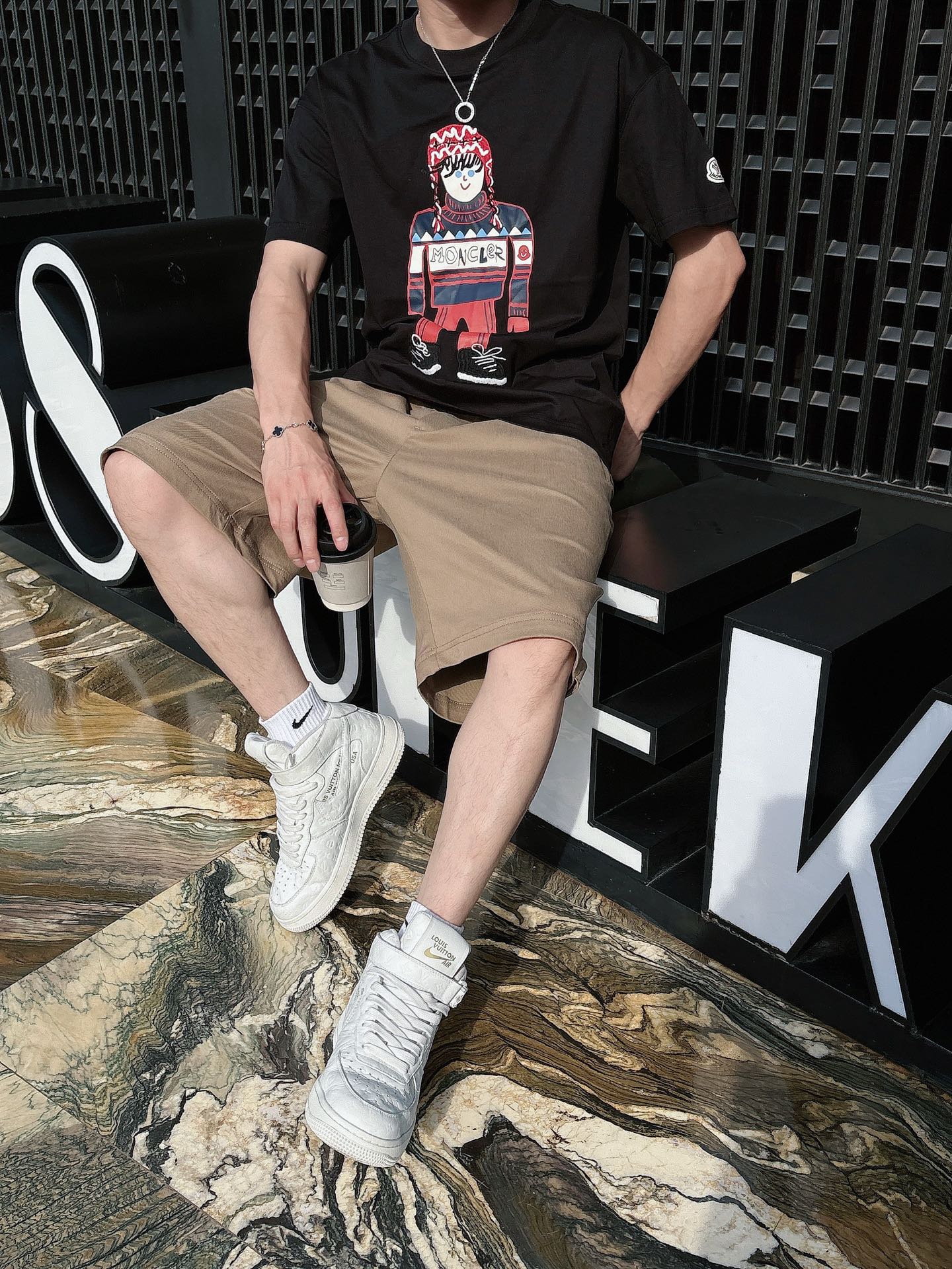 
蒙口  25SS春夏新款首发专柜最新款短袖圆领T恤 高端订制 设计前卫时尚！品牌logo重工艺设计 高