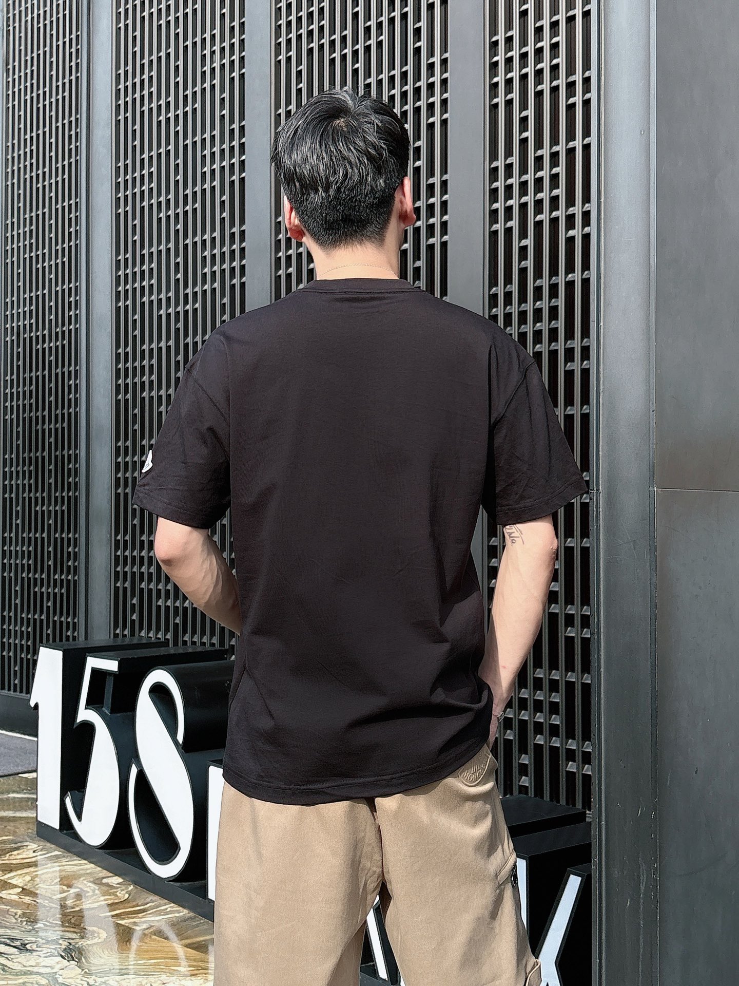 
蒙口  25SS春夏新款首发专柜最新款短袖圆领T恤 高端订制 设计前卫时尚！品牌logo重工艺设计 高