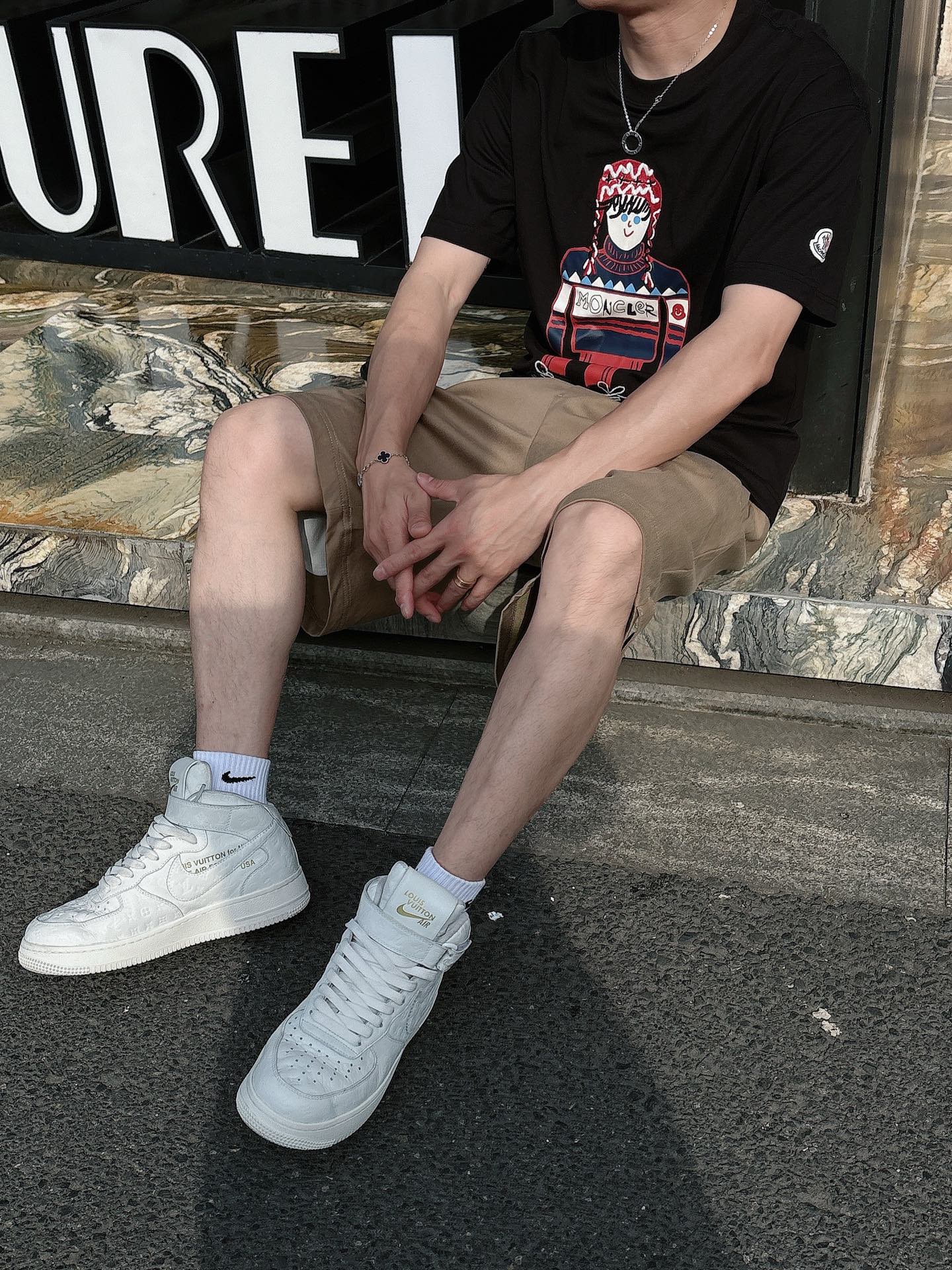 
蒙口  25SS春夏新款首发专柜最新款短袖圆领T恤 高端订制 设计前卫时尚！品牌logo重工艺设计 高