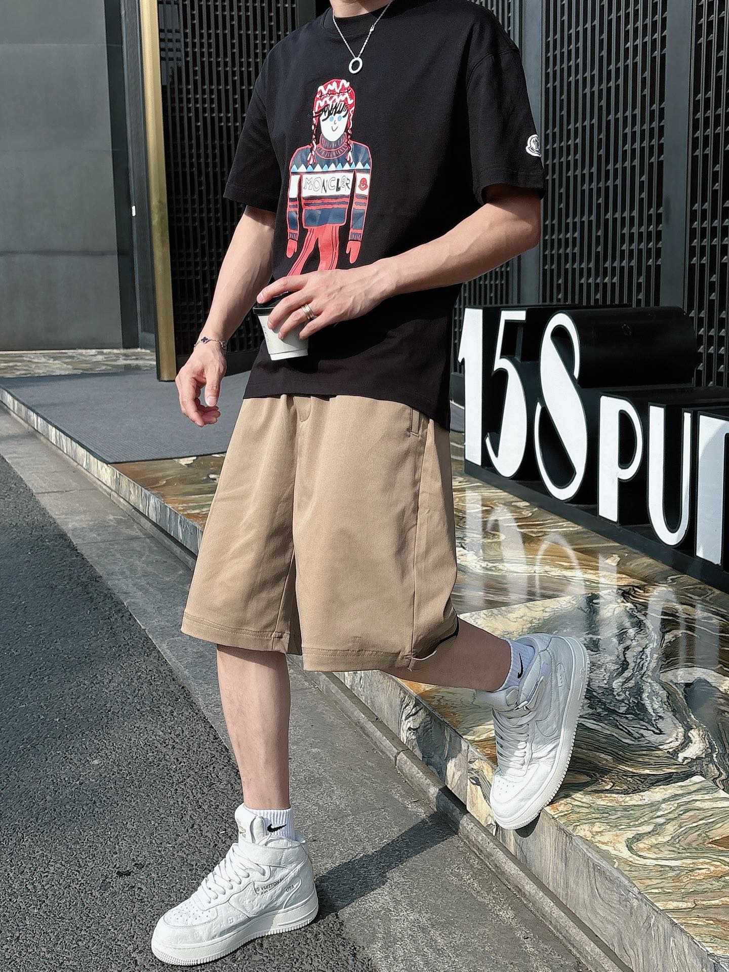 
蒙口  25SS春夏新款首发专柜最新款短袖圆领T恤 高端订制 设计前卫时尚！品牌logo重工艺设计 高