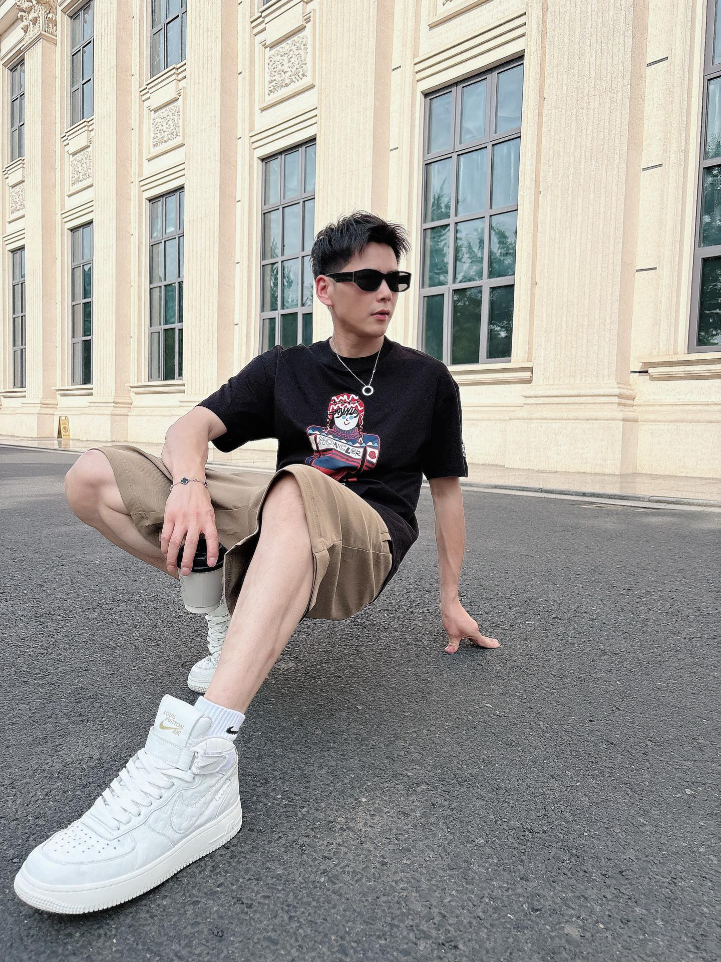 
蒙口  25SS春夏新款首发专柜最新款短袖圆领T恤 高端订制 设计前卫时尚！品牌logo重工艺设计 高