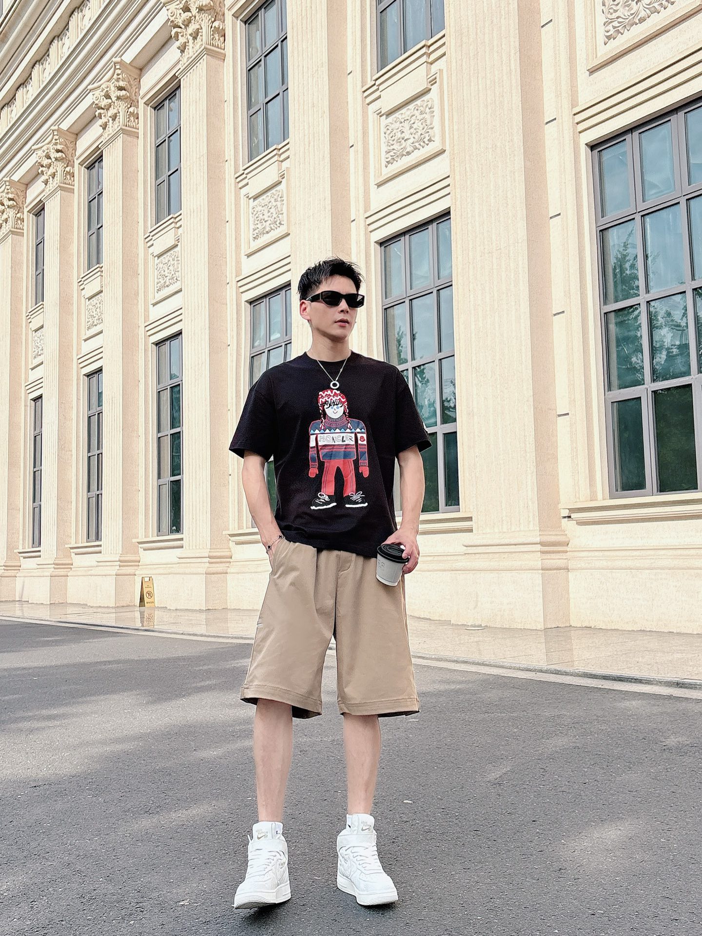 
蒙口  25SS春夏新款首发专柜最新款短袖圆领T恤 高端订制 设计前卫时尚！品牌logo重工艺设计 高