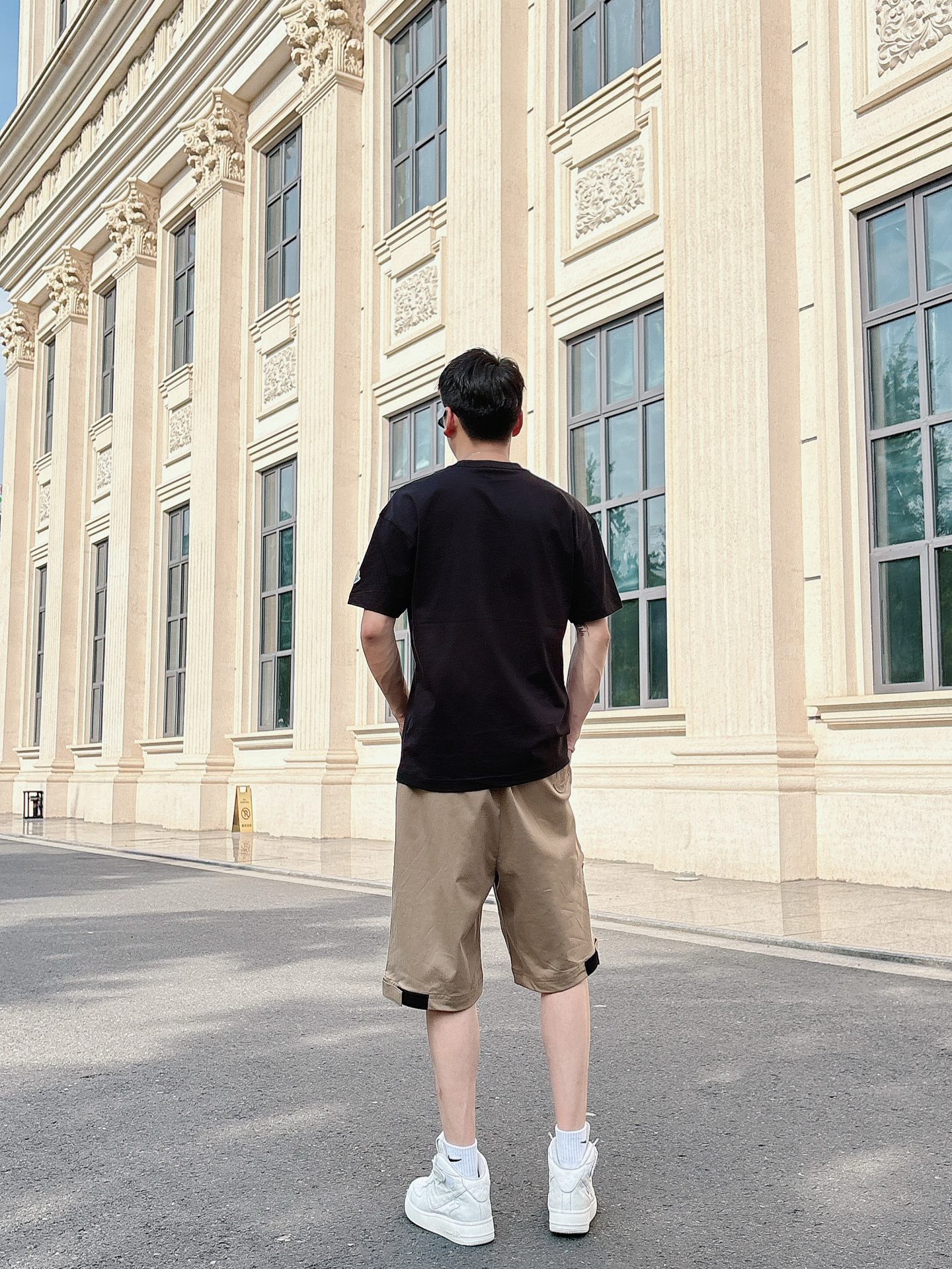 
蒙口  25SS春夏新款首发专柜最新款短袖圆领T恤 高端订制 设计前卫时尚！品牌logo重工艺设计 高