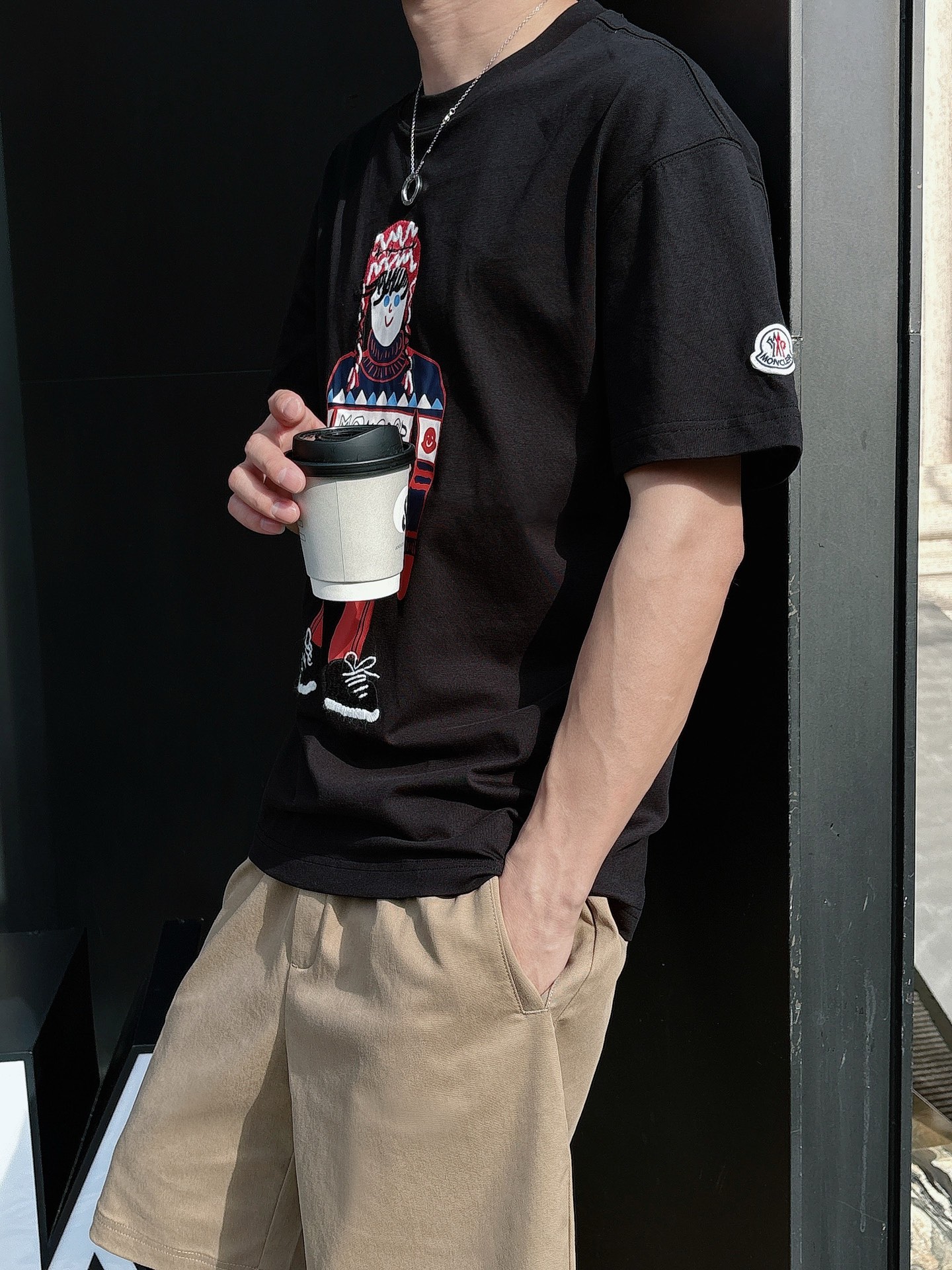 
蒙口  25SS春夏新款首发专柜最新款短袖圆领T恤 高端订制 设计前卫时尚！品牌logo重工艺设计 高