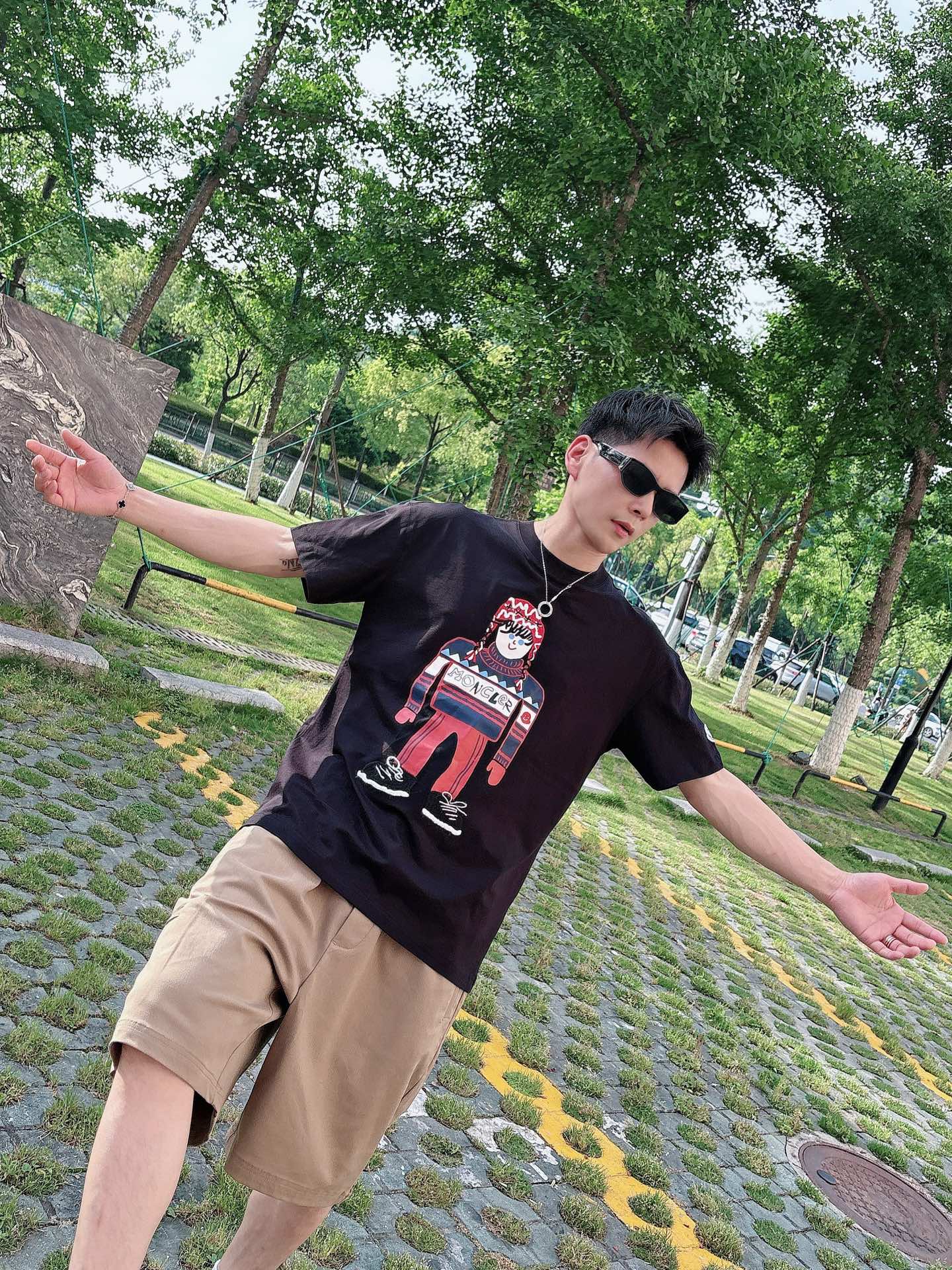 
蒙口  25SS春夏新款首发专柜最新款短袖圆领T恤 高端订制 设计前卫时尚！品牌logo重工艺设计 高