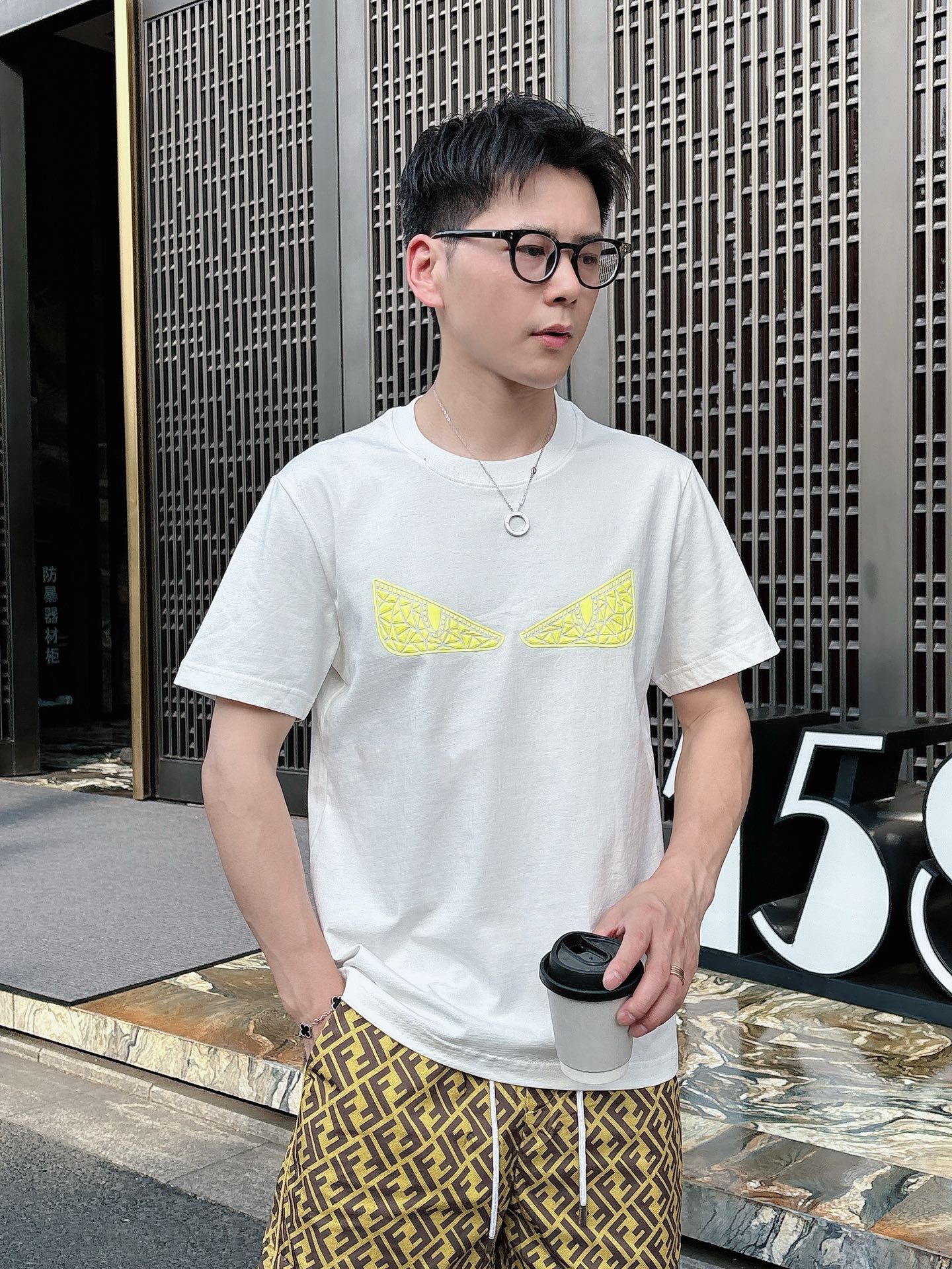 
FENDI  25SS春夏新款首发专柜最新款短袖圆领T恤 高端订制 设计前卫时尚！品牌logo重工艺设