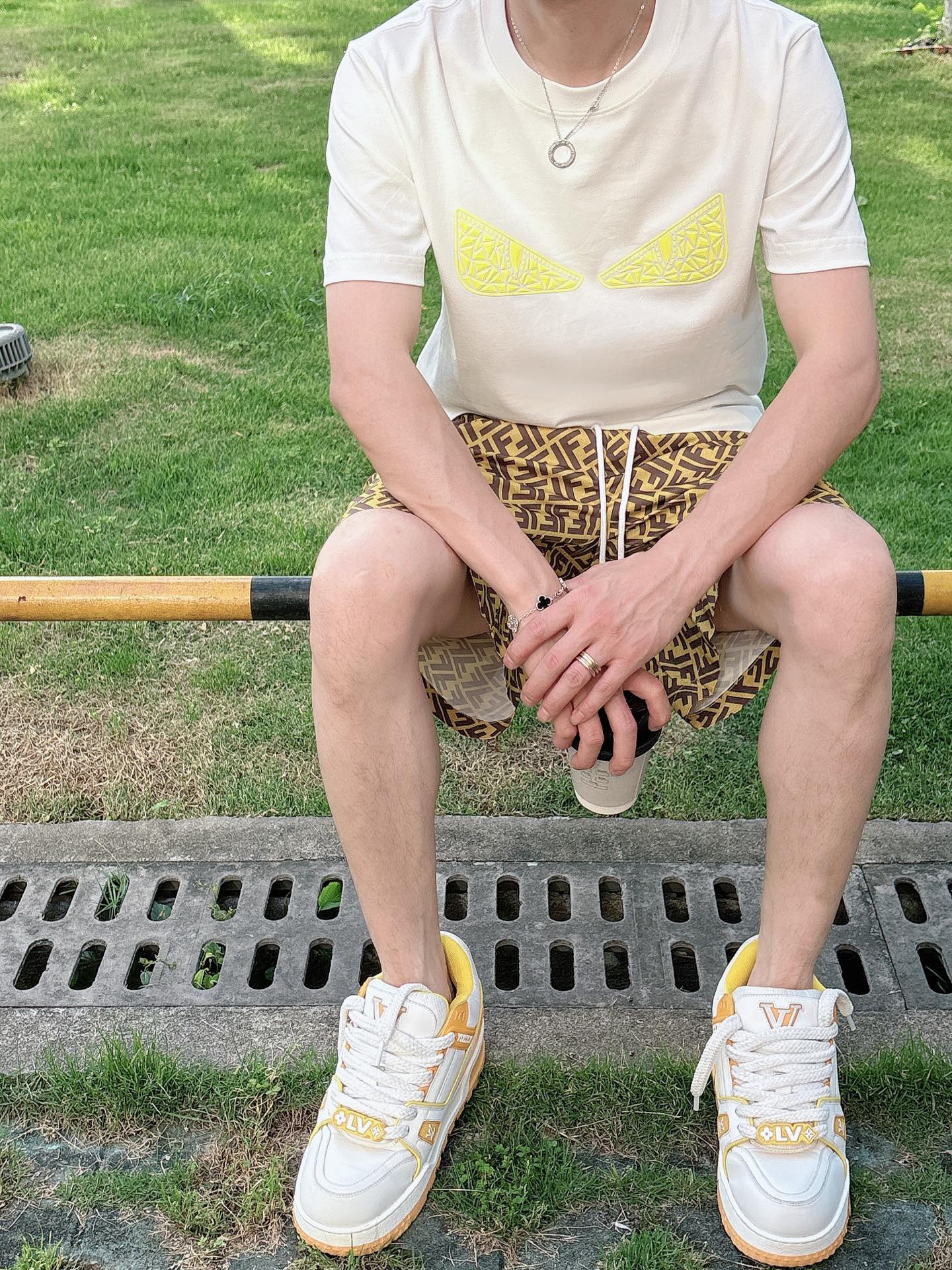 
FENDI  25SS春夏新款首发专柜最新款短袖圆领T恤 高端订制 设计前卫时尚！品牌logo重工艺设