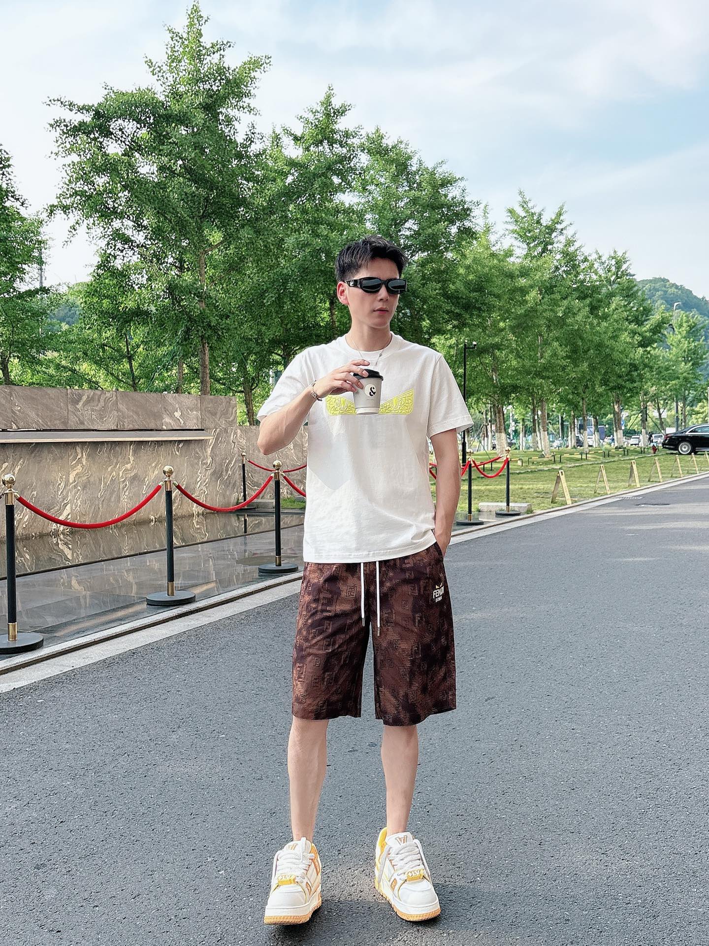 
FENDI  25SS春夏新款首发专柜最新款短袖圆领T恤 高端订制 设计前卫时尚！品牌logo重工艺设