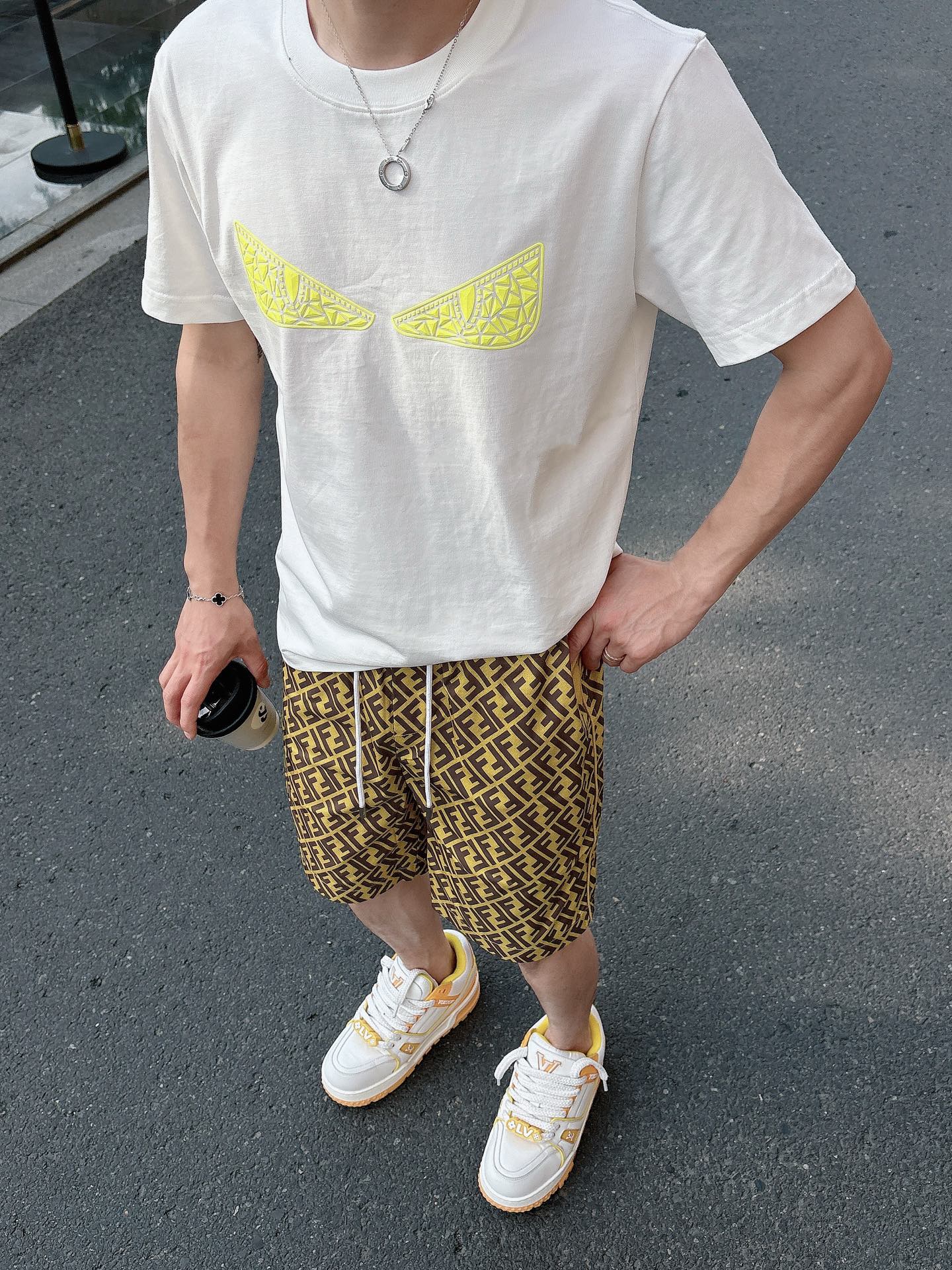 
FENDI  25SS春夏新款首发专柜最新款短袖圆领T恤 高端订制 设计前卫时尚！品牌logo重工艺设