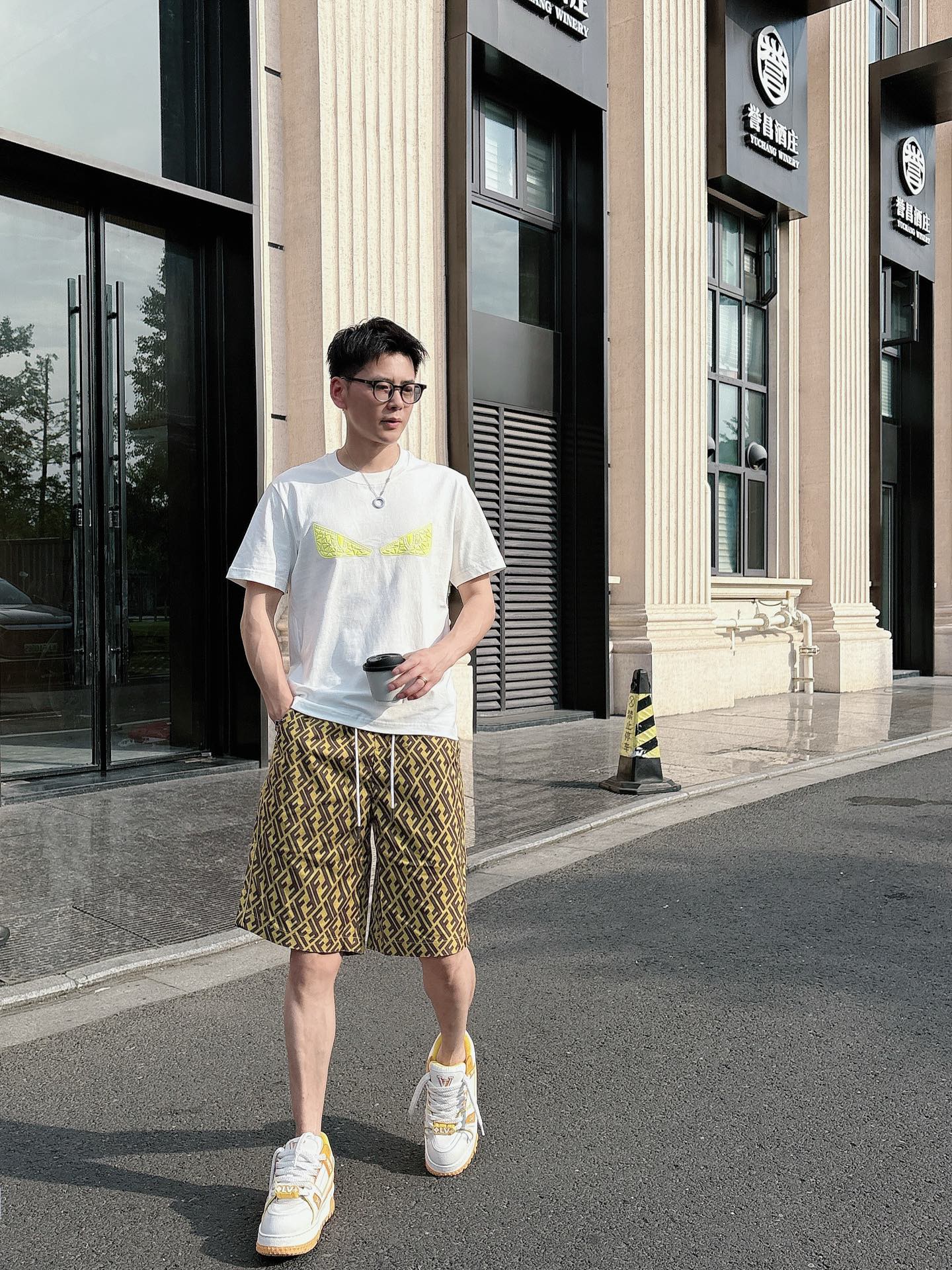 
FENDI  25SS春夏新款首发专柜最新款短袖圆领T恤 高端订制 设计前卫时尚！品牌logo重工艺设