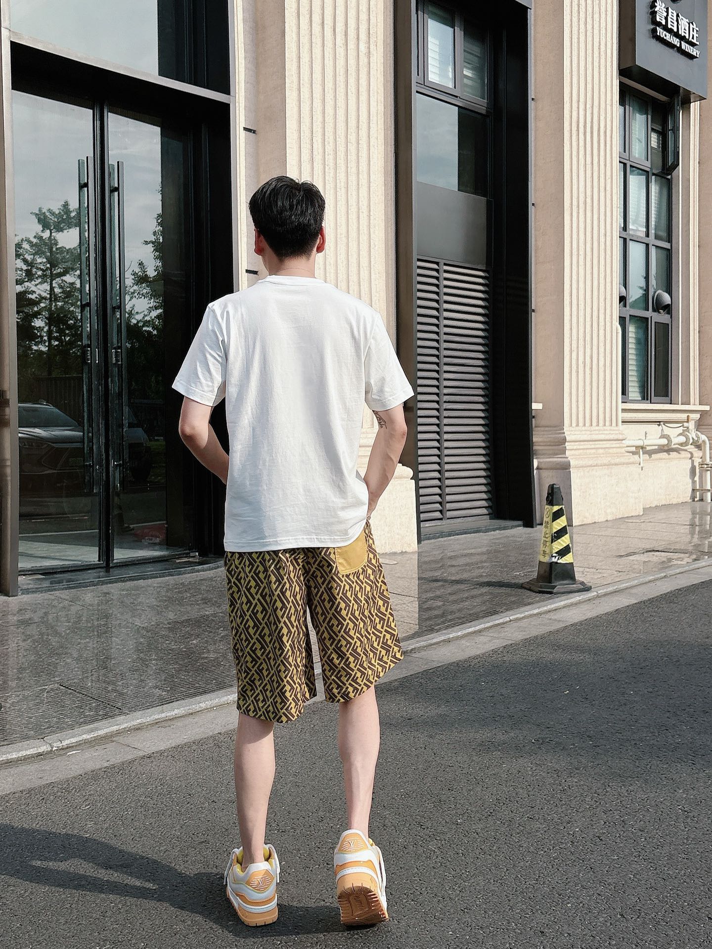 
FENDI  25SS春夏新款首发专柜最新款短袖圆领T恤 高端订制 设计前卫时尚！品牌logo重工艺设