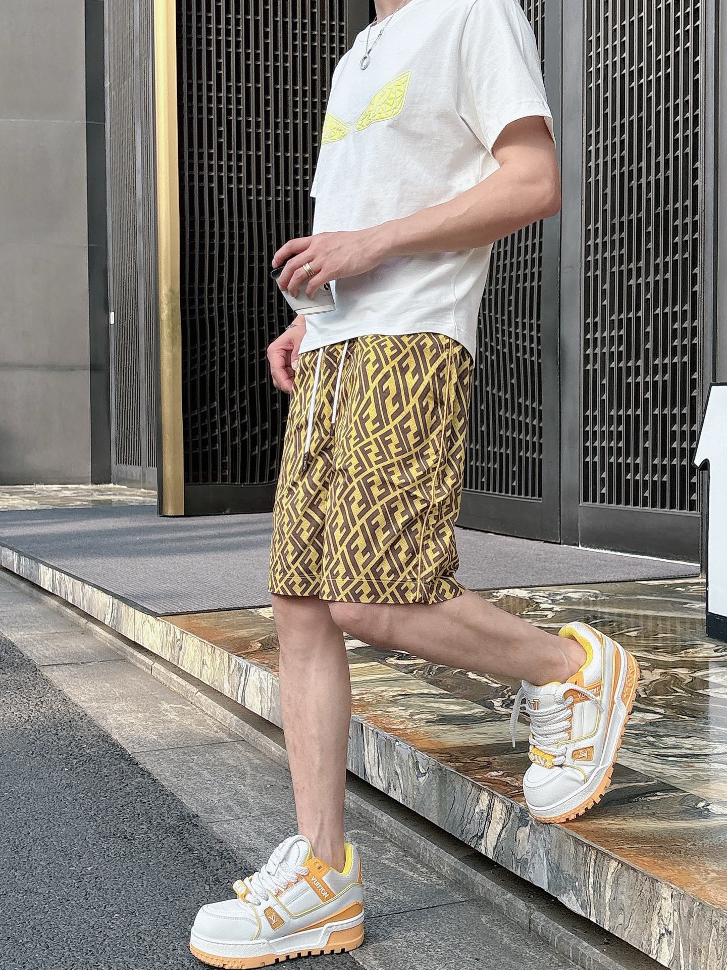 
FENDI  25SS春夏新款首发专柜最新款短袖圆领T恤 高端订制 设计前卫时尚！品牌logo重工艺设