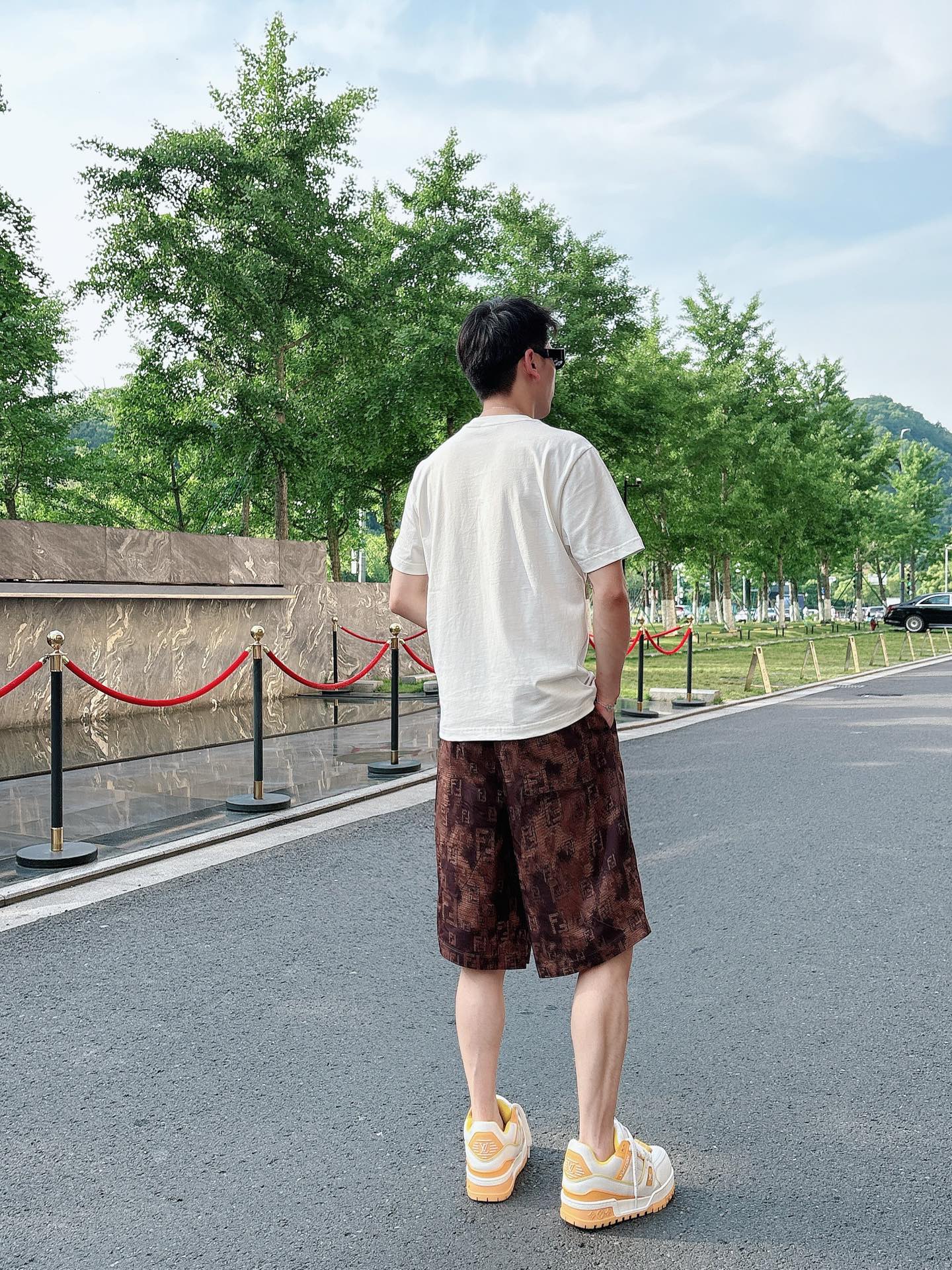 
FENDI  25SS春夏新款首发专柜最新款短袖圆领T恤 高端订制 设计前卫时尚！品牌logo重工艺设