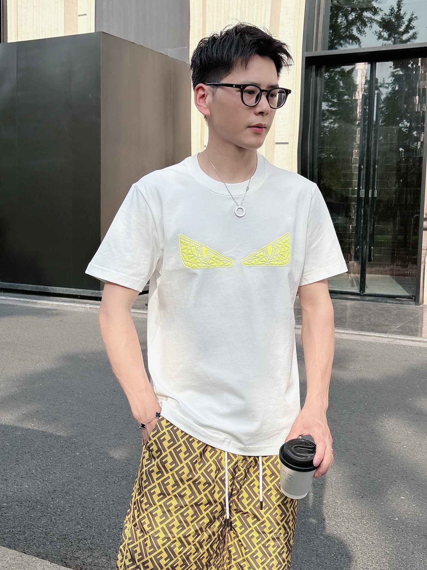 
FENDI  25SS春夏新款首发专柜最新款短袖圆领T恤 高端订制 设计前卫时尚！品牌logo重工艺设