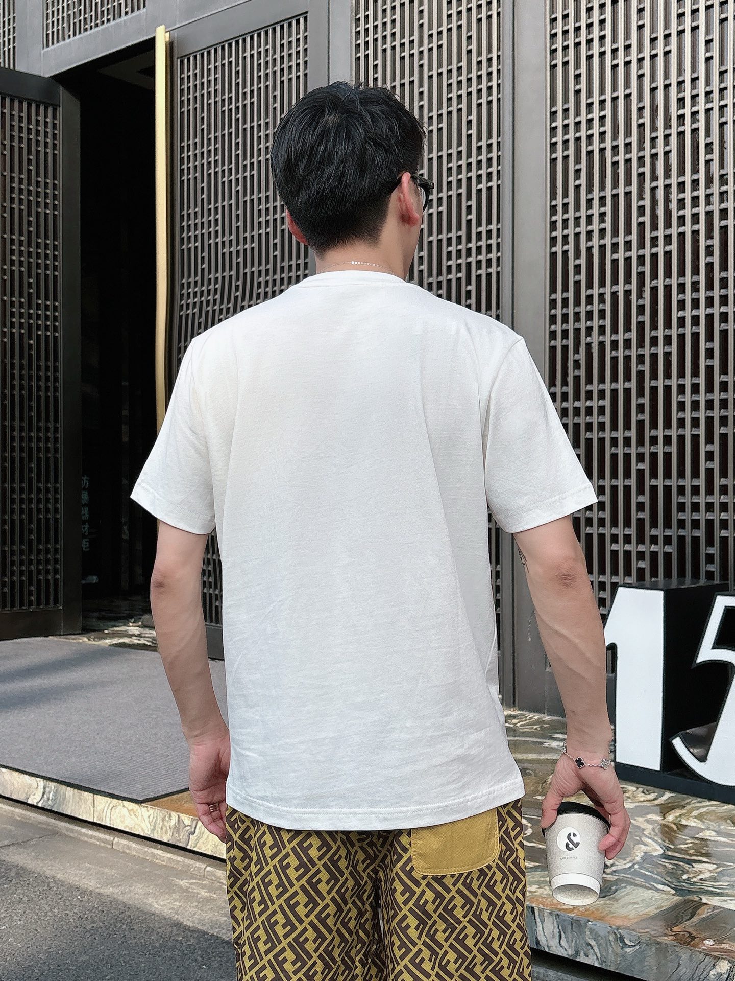 
FENDI  25SS春夏新款首发专柜最新款短袖圆领T恤 高端订制 设计前卫时尚！品牌logo重工艺设