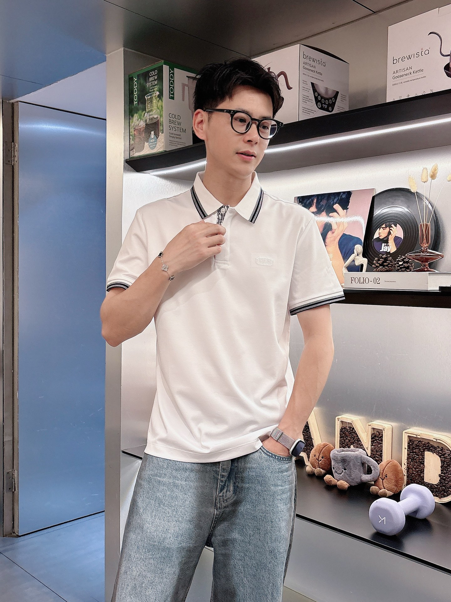  
Dior夏季新品翻领Polo短袖
时尚单品设计，更加时尚舒适，高标准定制，上身非常有型，奢华品牌经典