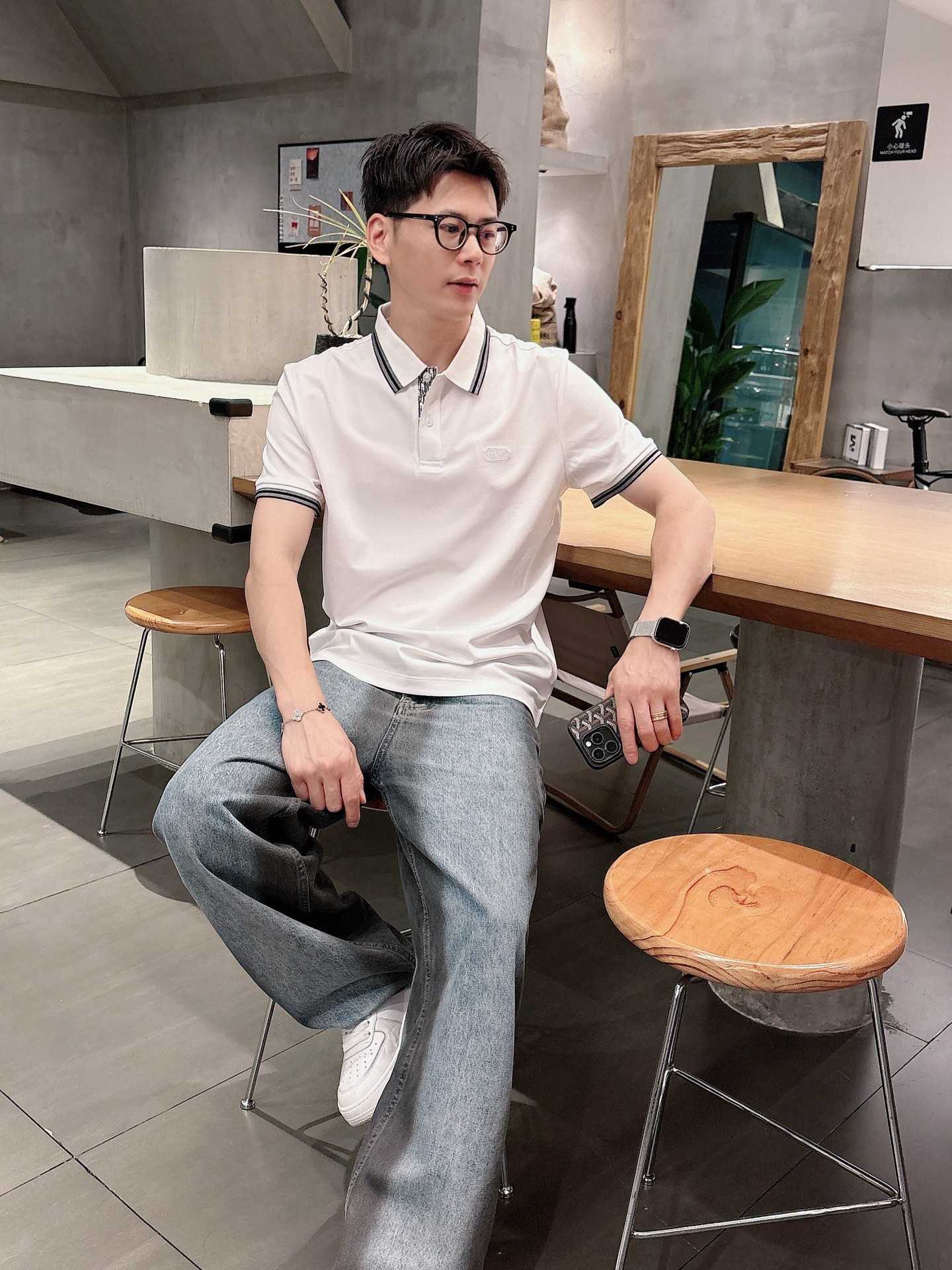  
Dior夏季新品翻领Polo短袖
时尚单品设计，更加时尚舒适，高标准定制，上身非常有型，奢华品牌经典