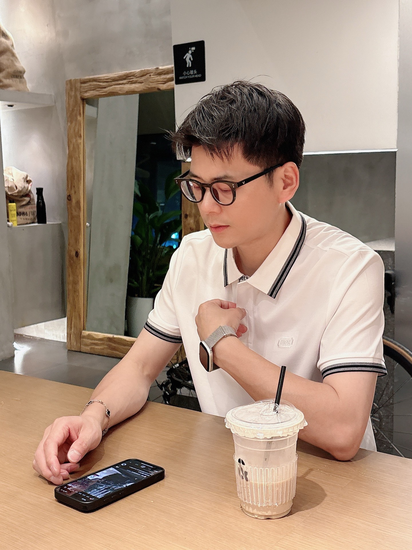  
Dior夏季新品翻领Polo短袖
时尚单品设计，更加时尚舒适，高标准定制，上身非常有型，奢华品牌经典