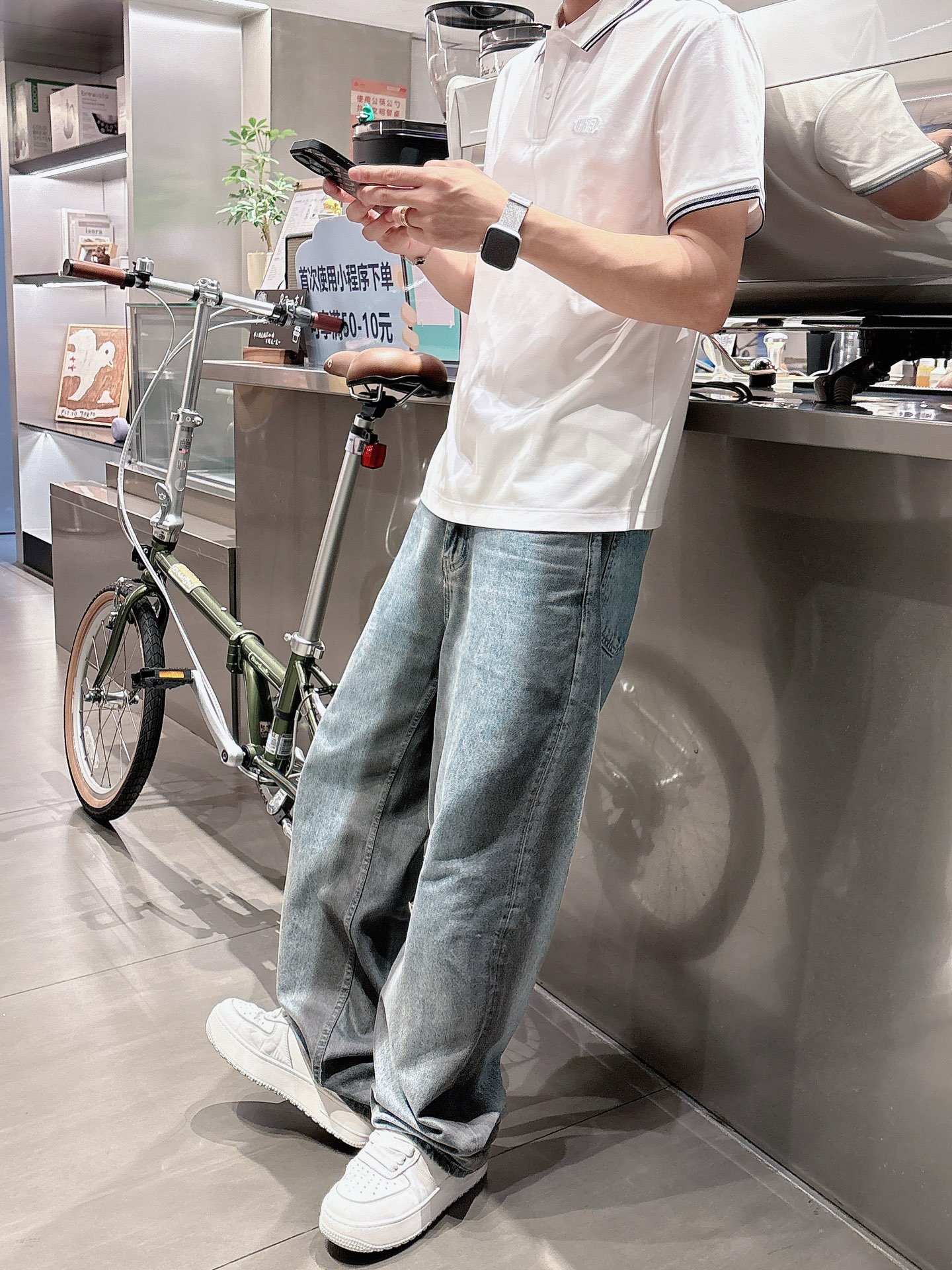  
Dior夏季新品翻领Polo短袖
时尚单品设计，更加时尚舒适，高标准定制，上身非常有型，奢华品牌经典