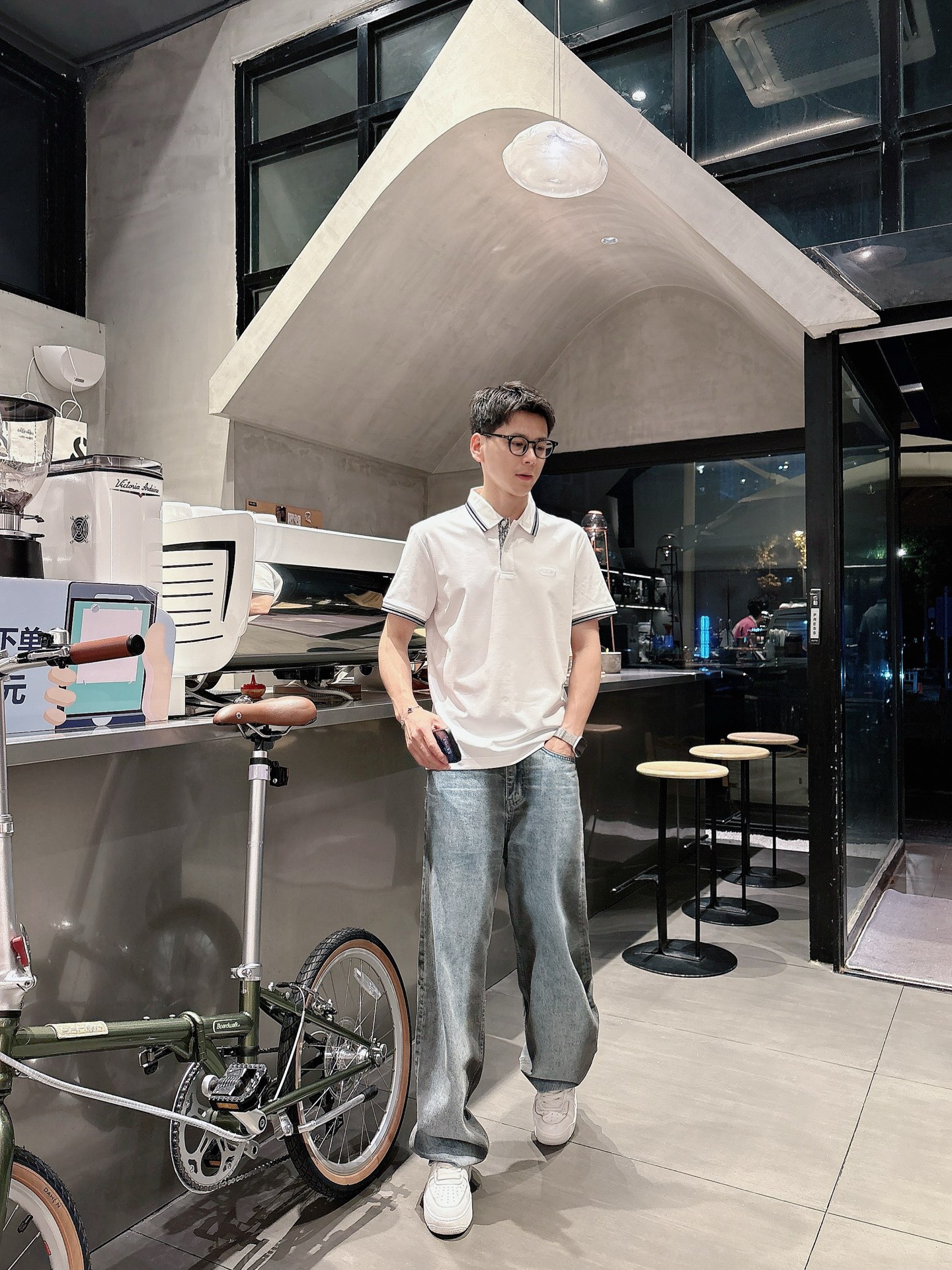  
Dior夏季新品翻领Polo短袖
时尚单品设计，更加时尚舒适，高标准定制，上身非常有型，奢华品牌经典