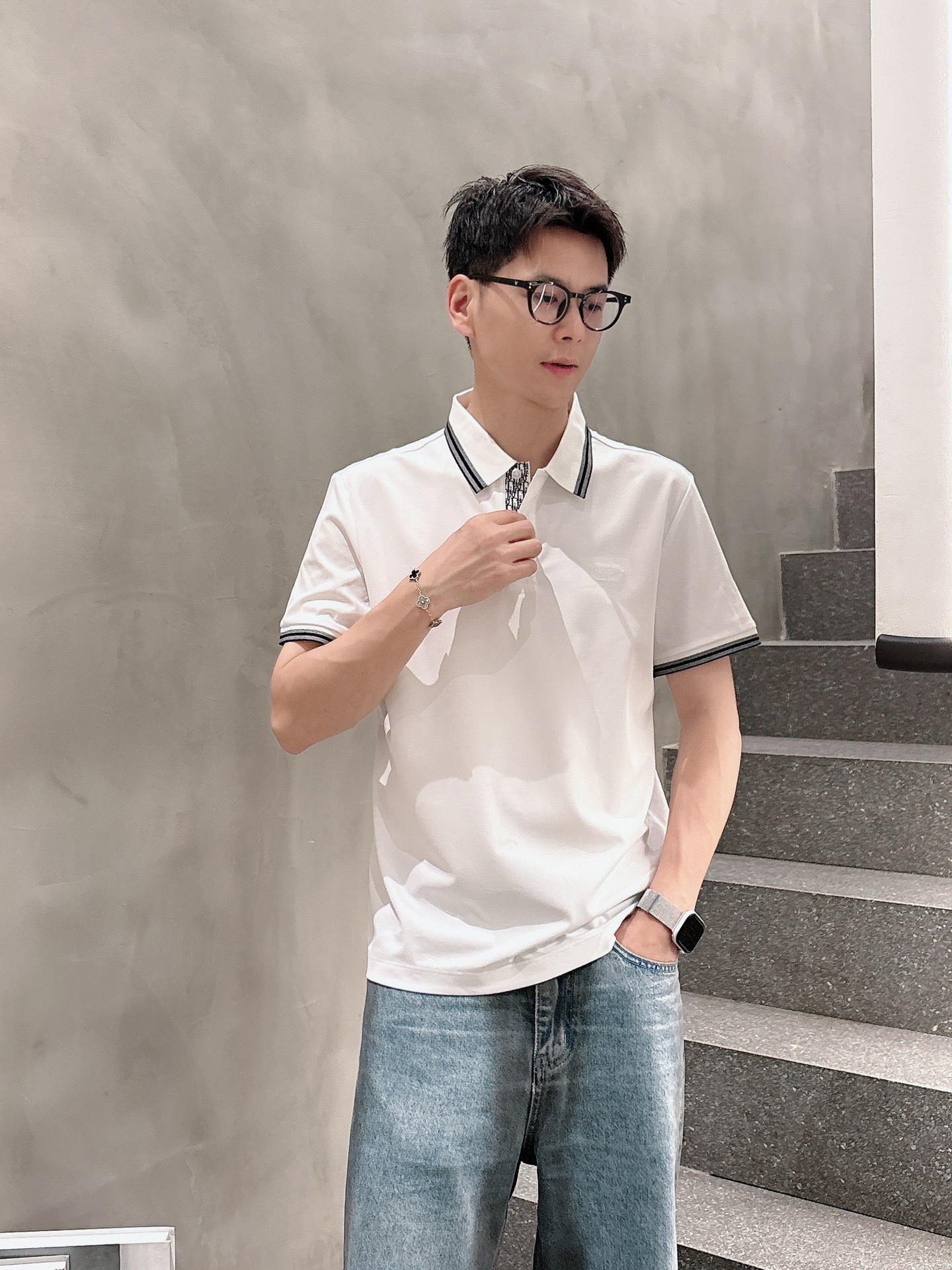  
Dior夏季新品翻领Polo短袖
时尚单品设计，更加时尚舒适，高标准定制，上身非常有型，奢华品牌经典