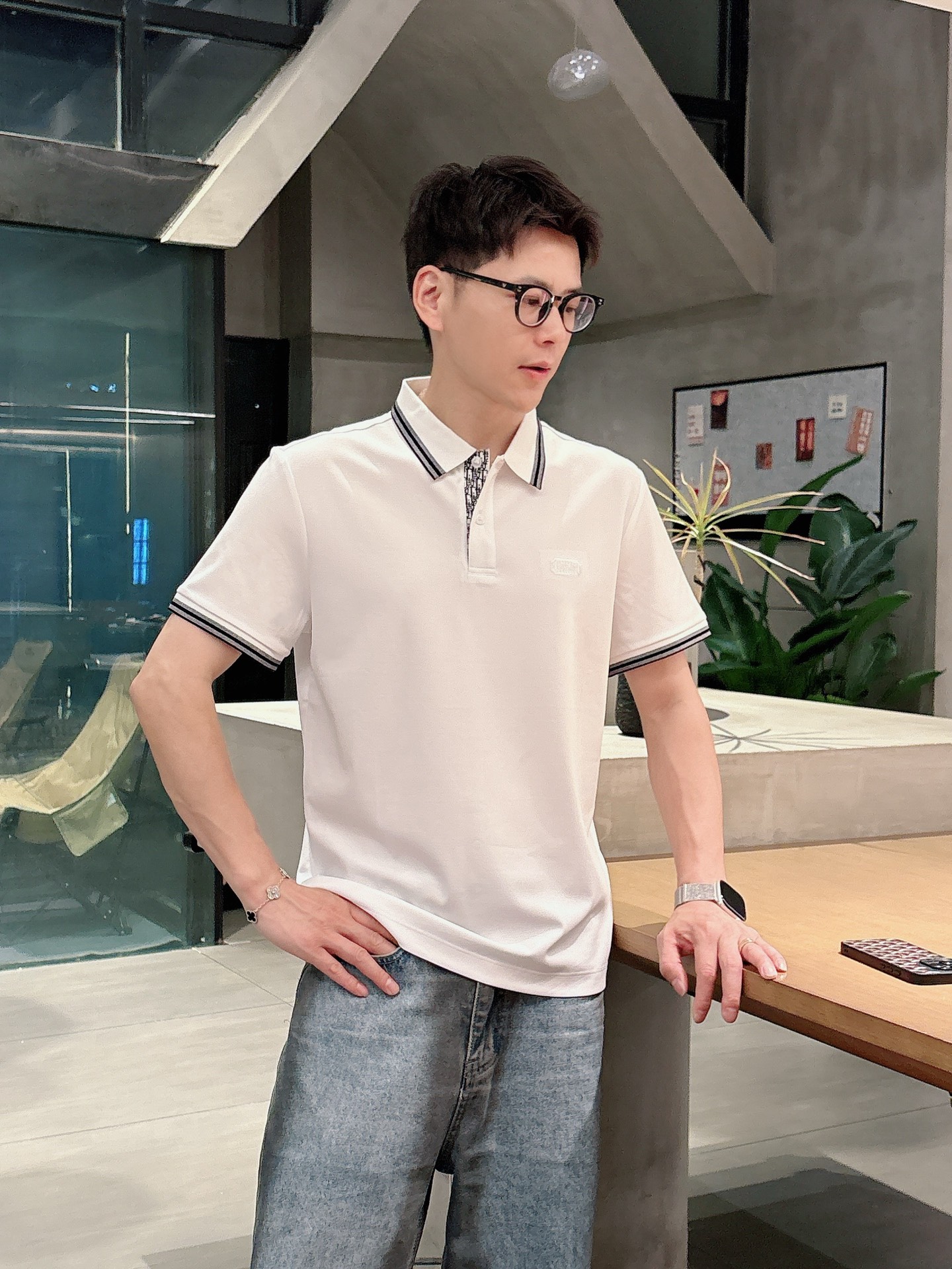  
Dior夏季新品翻领Polo短袖
时尚单品设计，更加时尚舒适，高标准定制，上身非常有型，奢华品牌经典