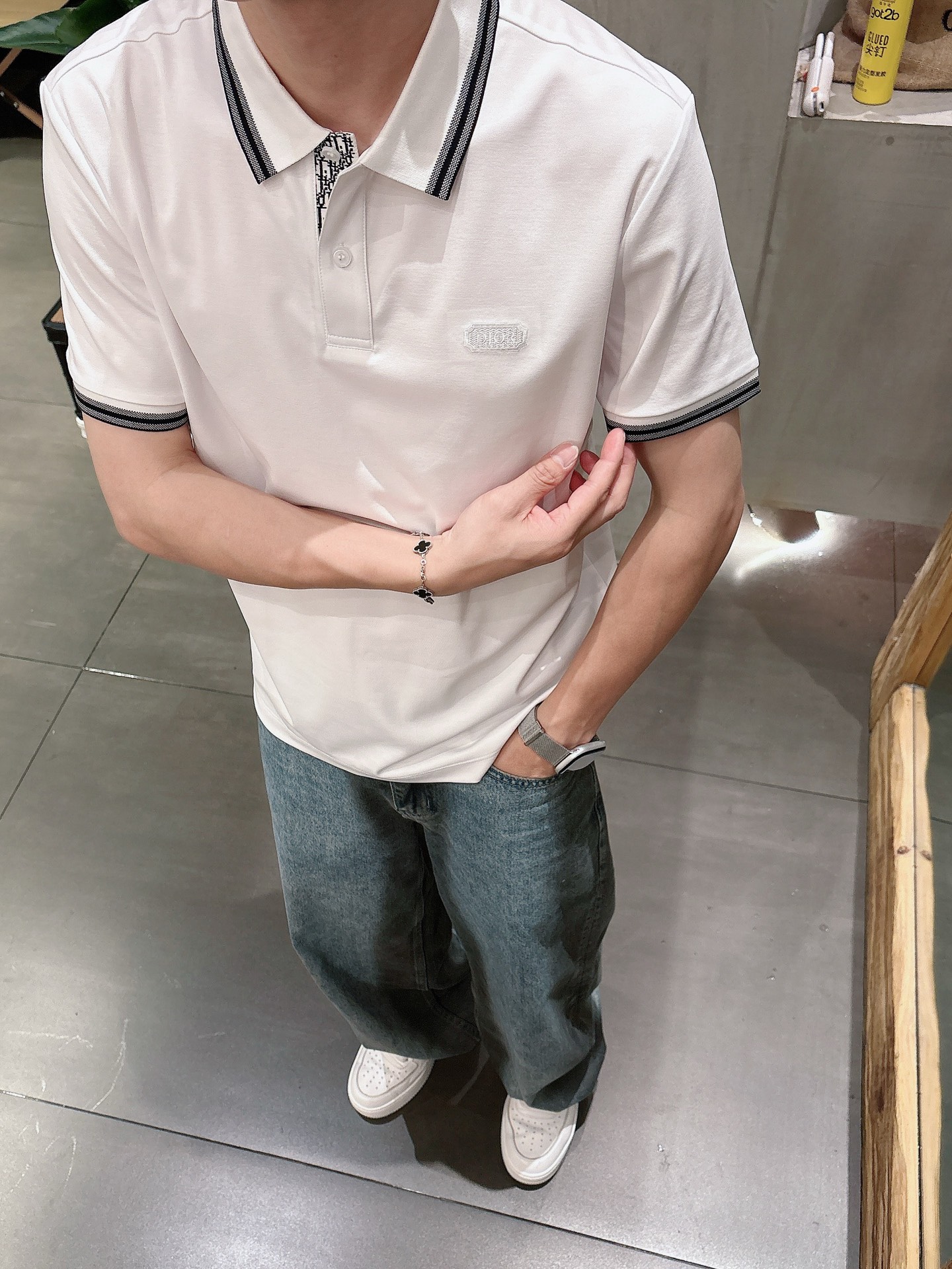  
Dior夏季新品翻领Polo短袖
时尚单品设计，更加时尚舒适，高标准定制，上身非常有型，奢华品牌经典