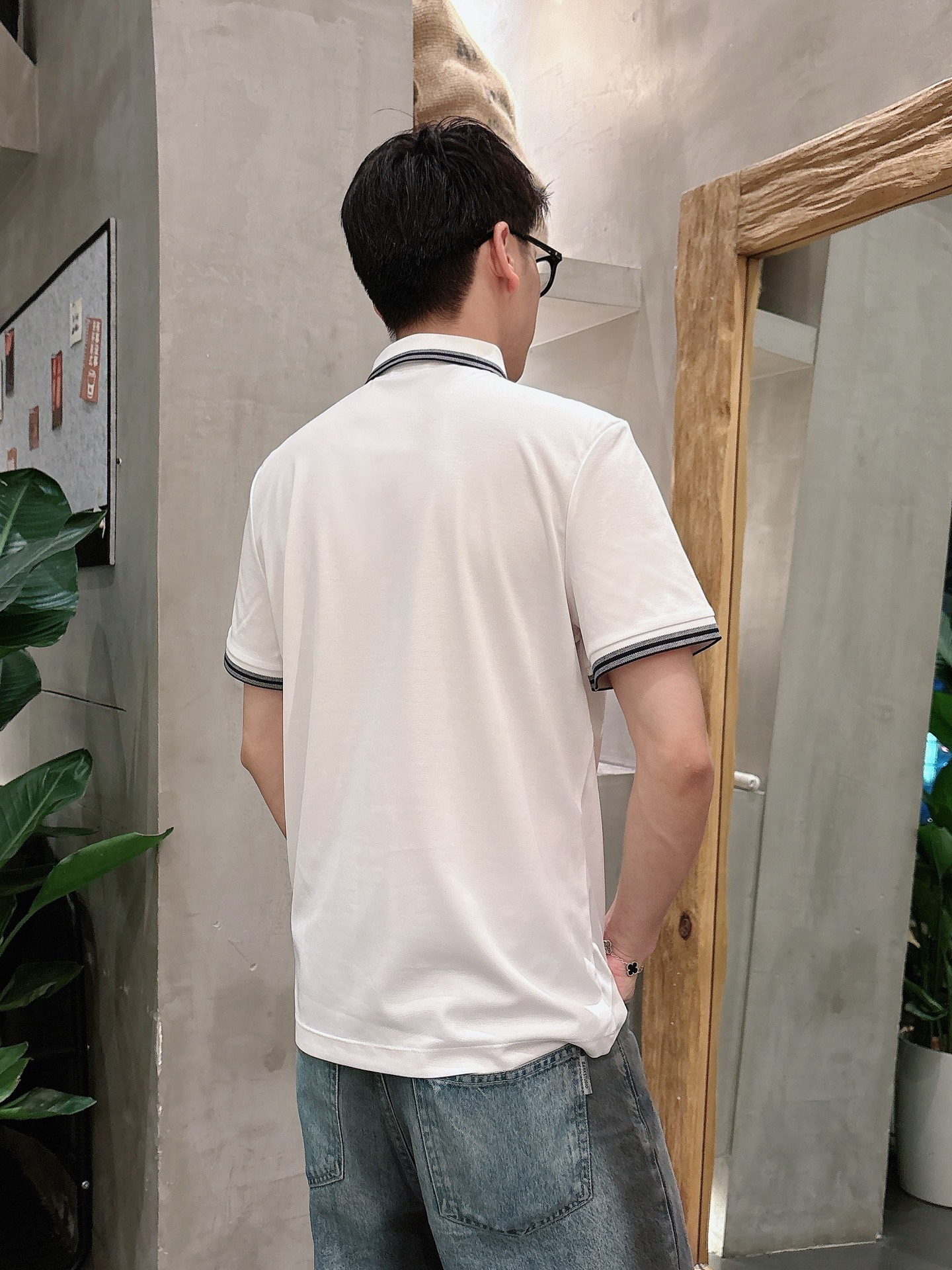  
Dior夏季新品翻领Polo短袖
时尚单品设计，更加时尚舒适，高标准定制，上身非常有型，奢华品牌经典