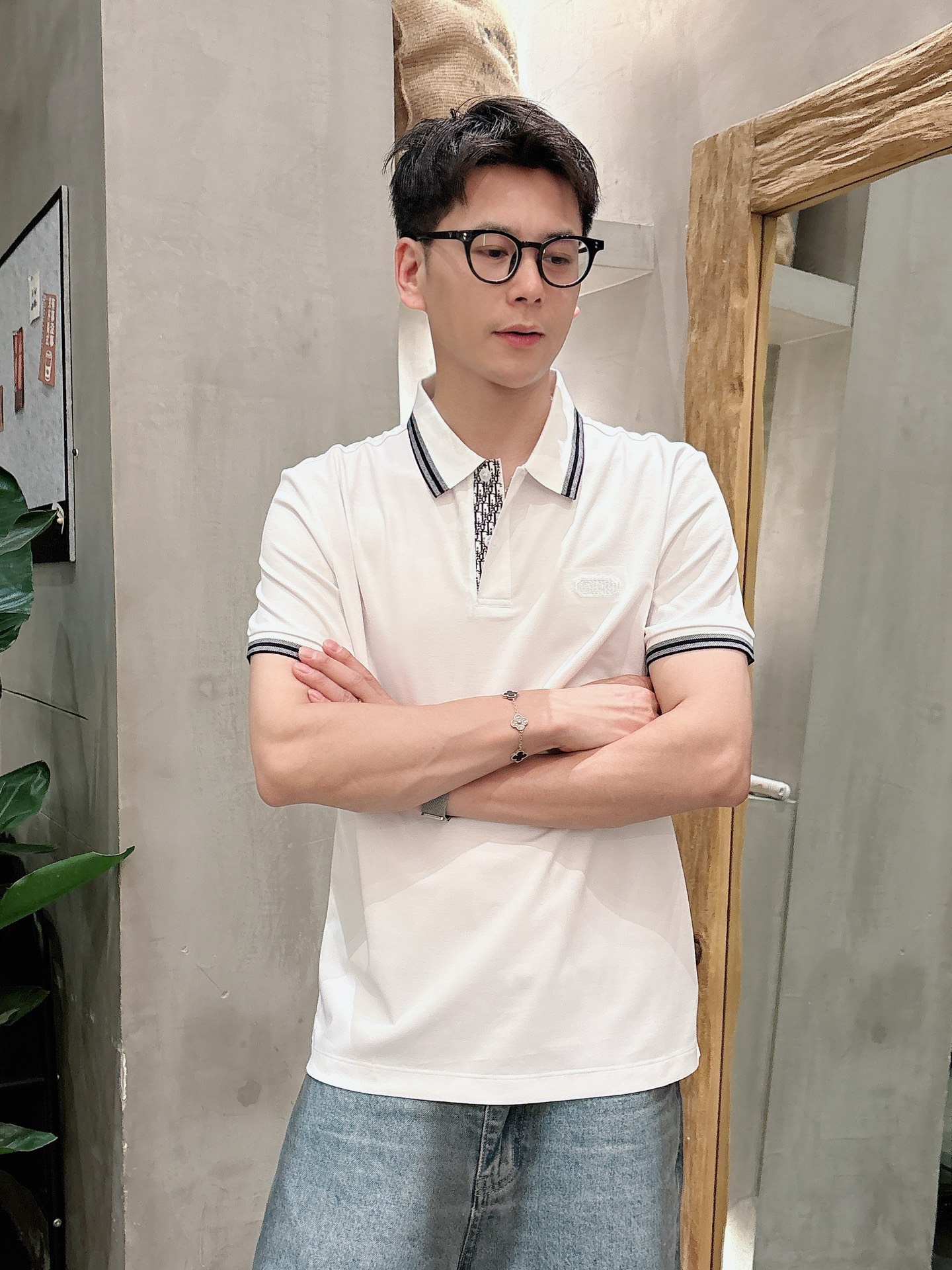  
Dior夏季新品翻领Polo短袖
时尚单品设计，更加时尚舒适，高标准定制，上身非常有型，奢华品牌经典