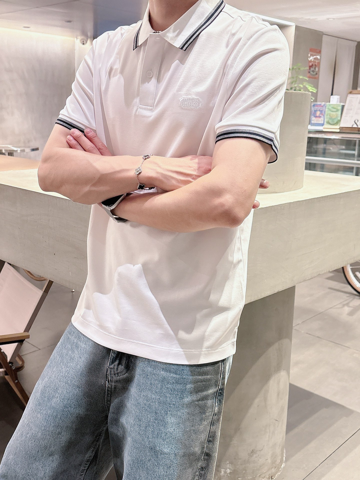  
Dior夏季新品翻领Polo短袖
时尚单品设计，更加时尚舒适，高标准定制，上身非常有型，奢华品牌经典