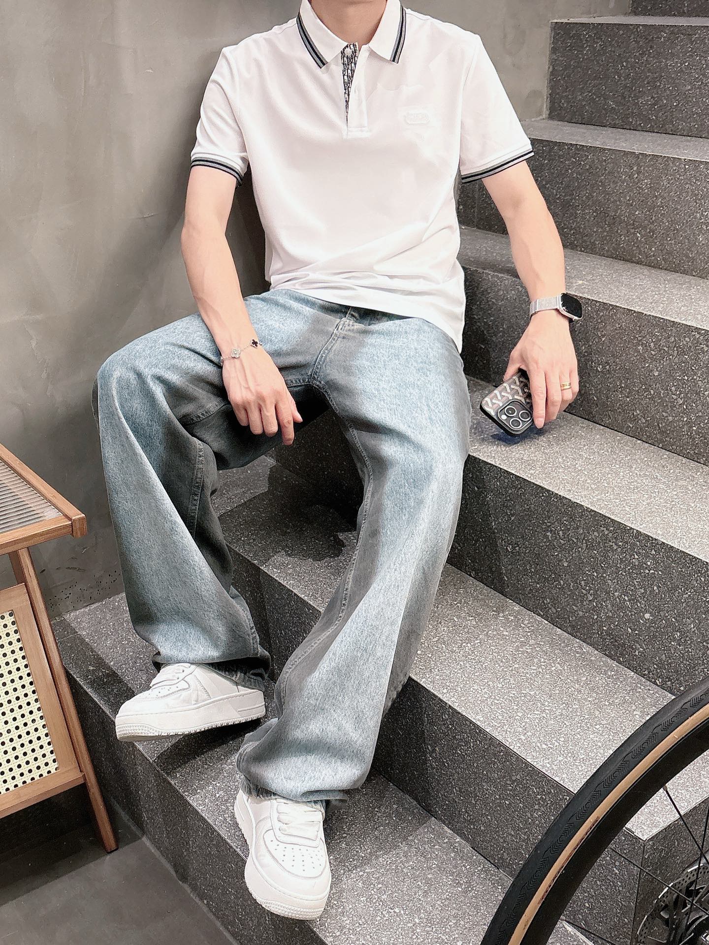  
Dior夏季新品翻领Polo短袖
时尚单品设计，更加时尚舒适，高标准定制，上身非常有型，奢华品牌经典