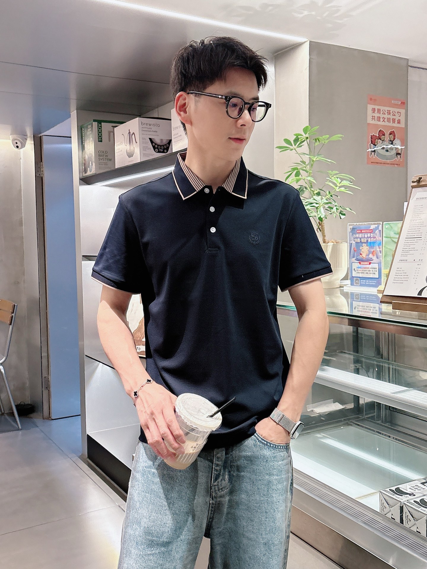  
lP🆕夏季新品翻领Polo短袖
时尚单品设计，更加时尚舒适，高标准定制，上身非常有型，奢华品牌经典L