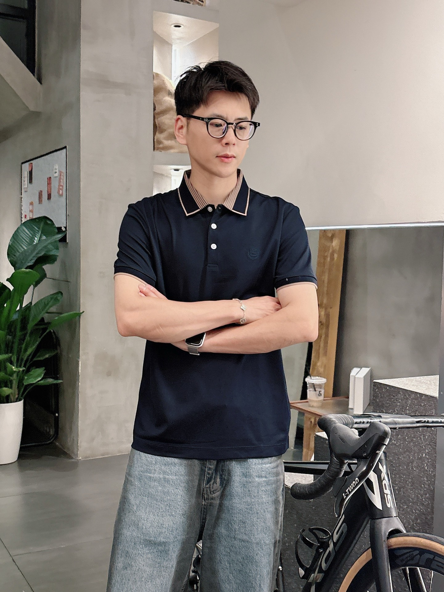  
lP🆕夏季新品翻领Polo短袖
时尚单品设计，更加时尚舒适，高标准定制，上身非常有型，奢华品牌经典L