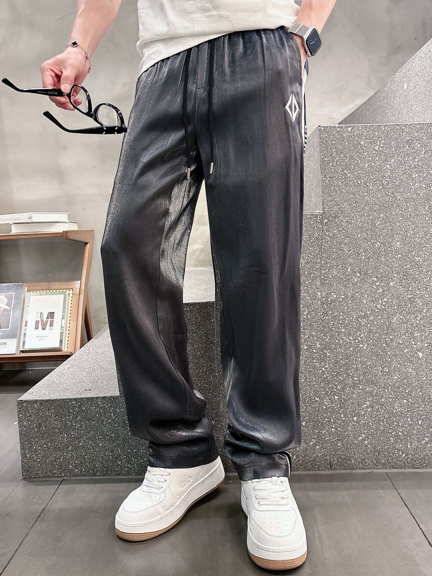 迪奥 男士精品休闲裤顶级面料休闲裤，最新款上身版型无敌正!绝对可以闭眼收的一款此款裤子非常百搭，弹力腰围