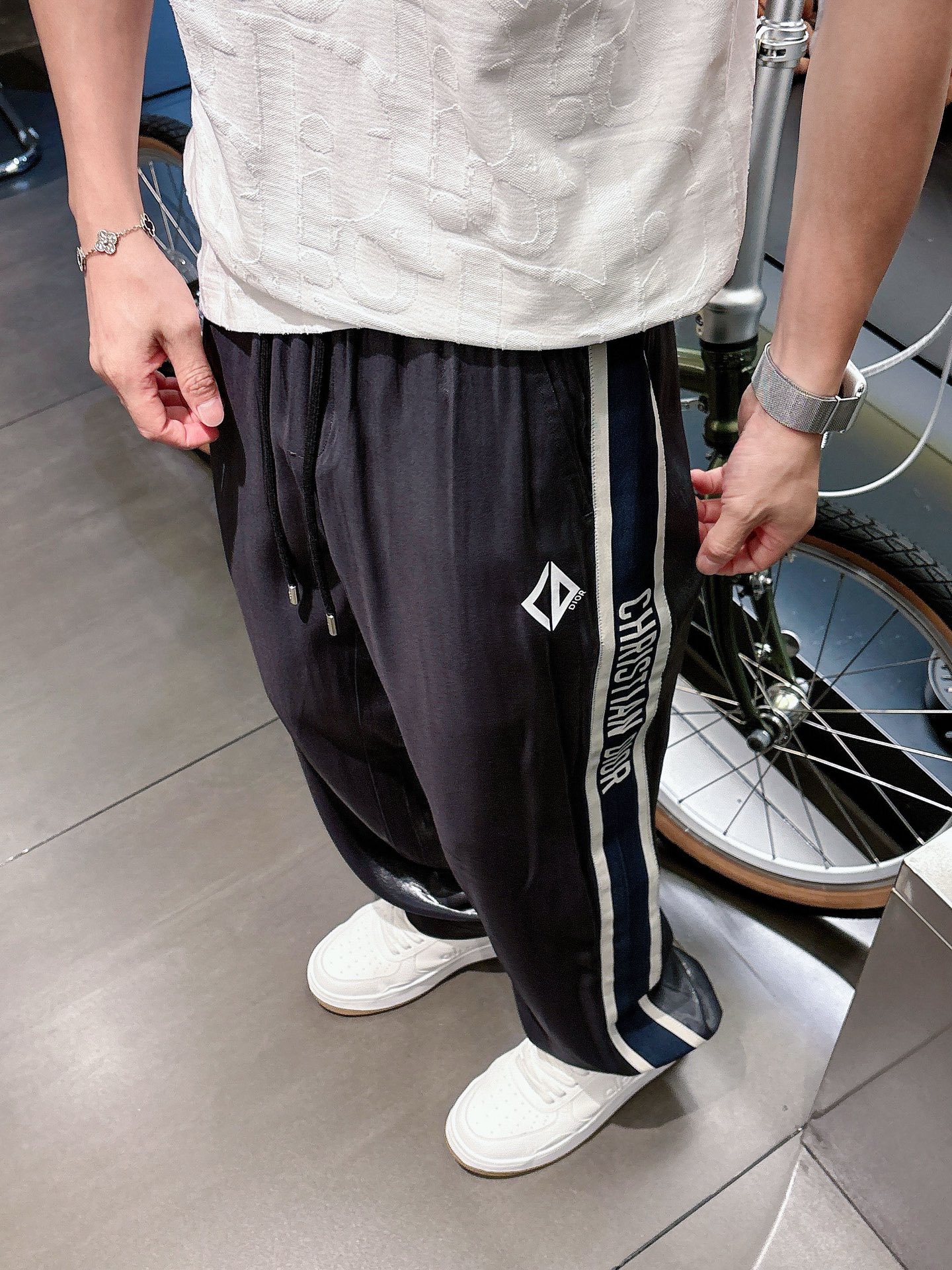 迪奥 男士精品休闲裤顶级面料休闲裤，最新款上身版型无敌正!绝对可以闭眼收的一款此款裤子非常百搭，弹力腰围