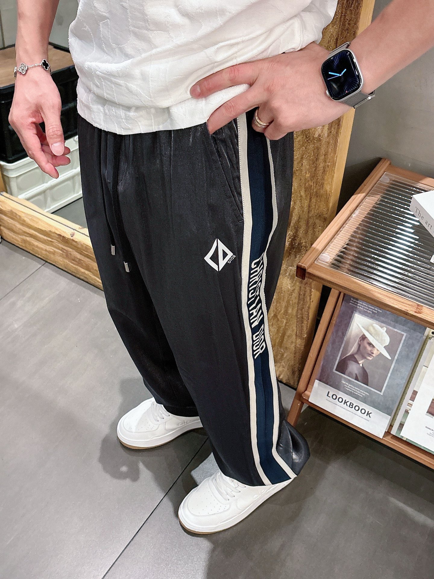 迪奥 男士精品休闲裤顶级面料休闲裤，最新款上身版型无敌正!绝对可以闭眼收的一款此款裤子非常百搭，弹力腰围