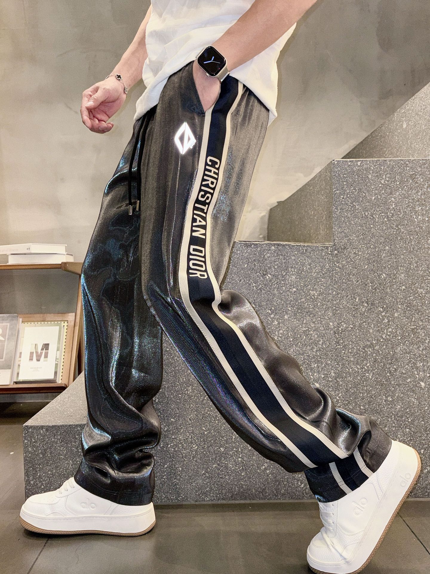 迪奥 男士精品休闲裤顶级面料休闲裤，最新款上身版型无敌正!绝对可以闭眼收的一款此款裤子非常百搭，弹力腰围