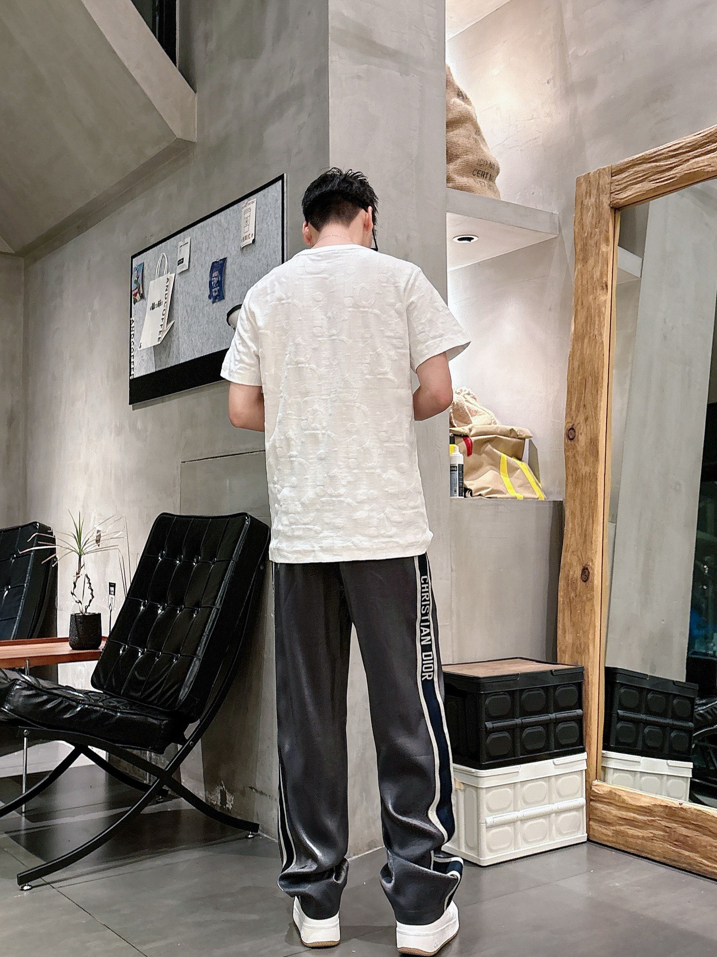 迪奥 男士精品休闲裤顶级面料休闲裤，最新款上身版型无敌正!绝对可以闭眼收的一款此款裤子非常百搭，弹力腰围