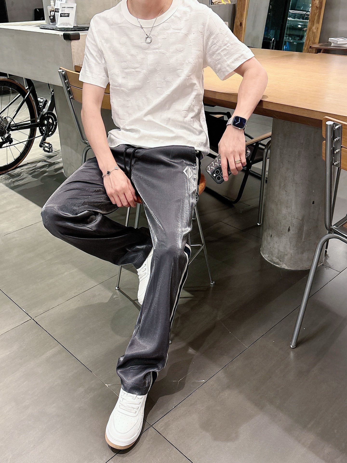 迪奥 男士精品休闲裤顶级面料休闲裤，最新款上身版型无敌正!绝对可以闭眼收的一款此款裤子非常百搭，弹力腰围