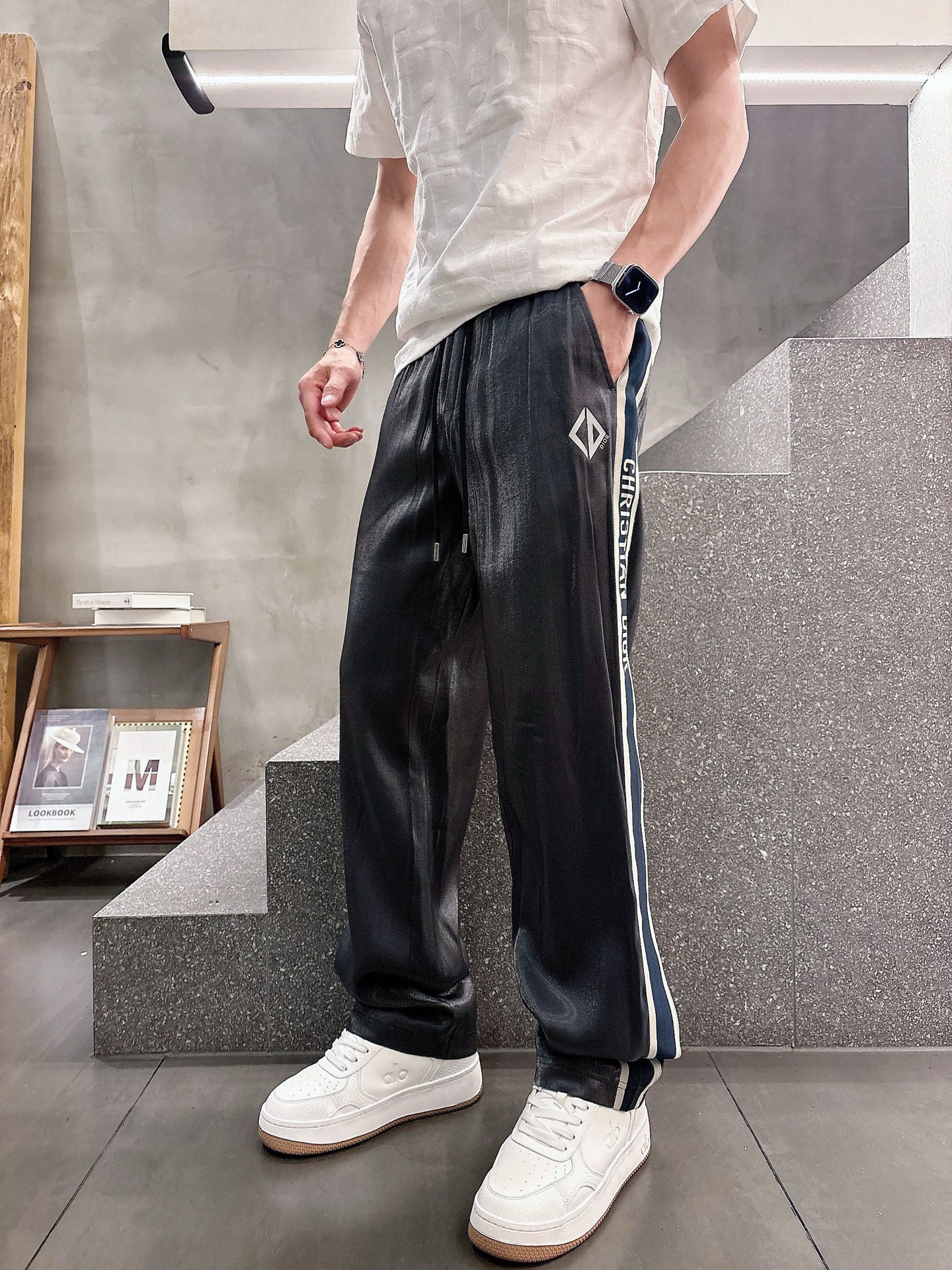 迪奥 男士精品休闲裤顶级面料休闲裤，最新款上身版型无敌正!绝对可以闭眼收的一款此款裤子非常百搭，弹力腰围