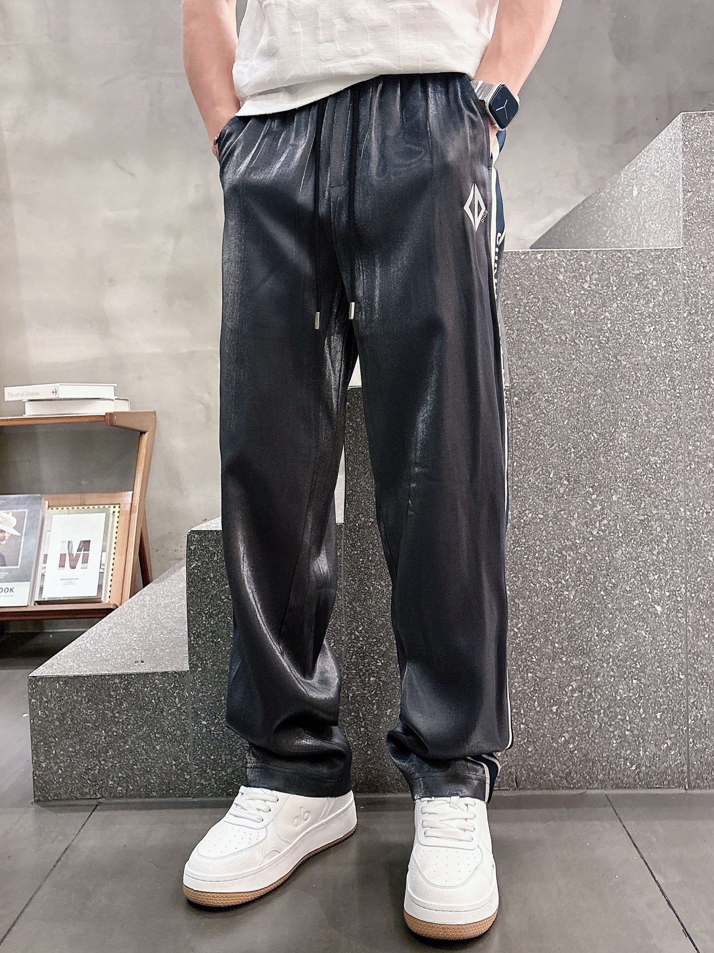 迪奥 男士精品休闲裤顶级面料休闲裤，最新款上身版型无敌正!绝对可以闭眼收的一款此款裤子非常百搭，弹力腰围