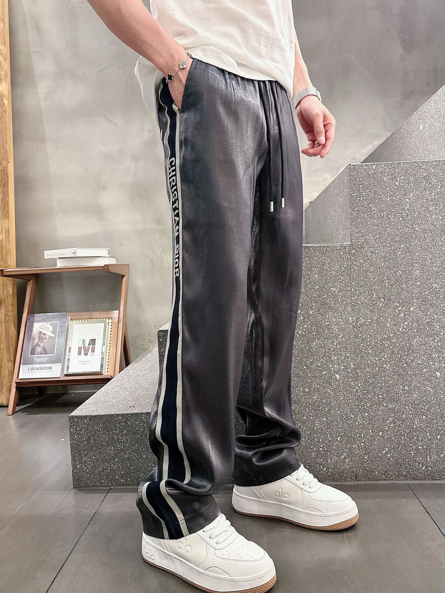 迪奥 男士精品休闲裤顶级面料休闲裤，最新款上身版型无敌正!绝对可以闭眼收的一款此款裤子非常百搭，弹力腰围