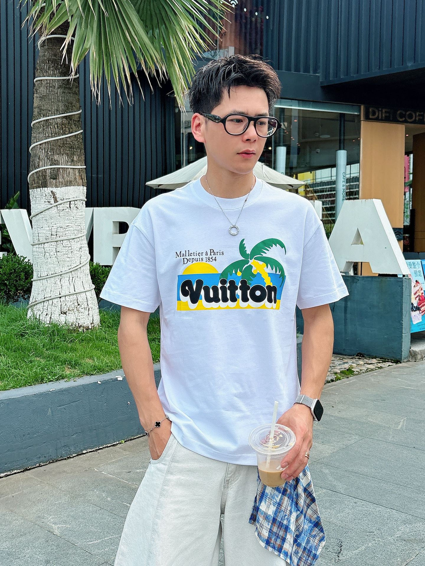  lv。春夏新款首发专柜最新款短袖圆领T恤 高端订制 设计前卫时尚！品牌logo重工艺设计 高端定制23