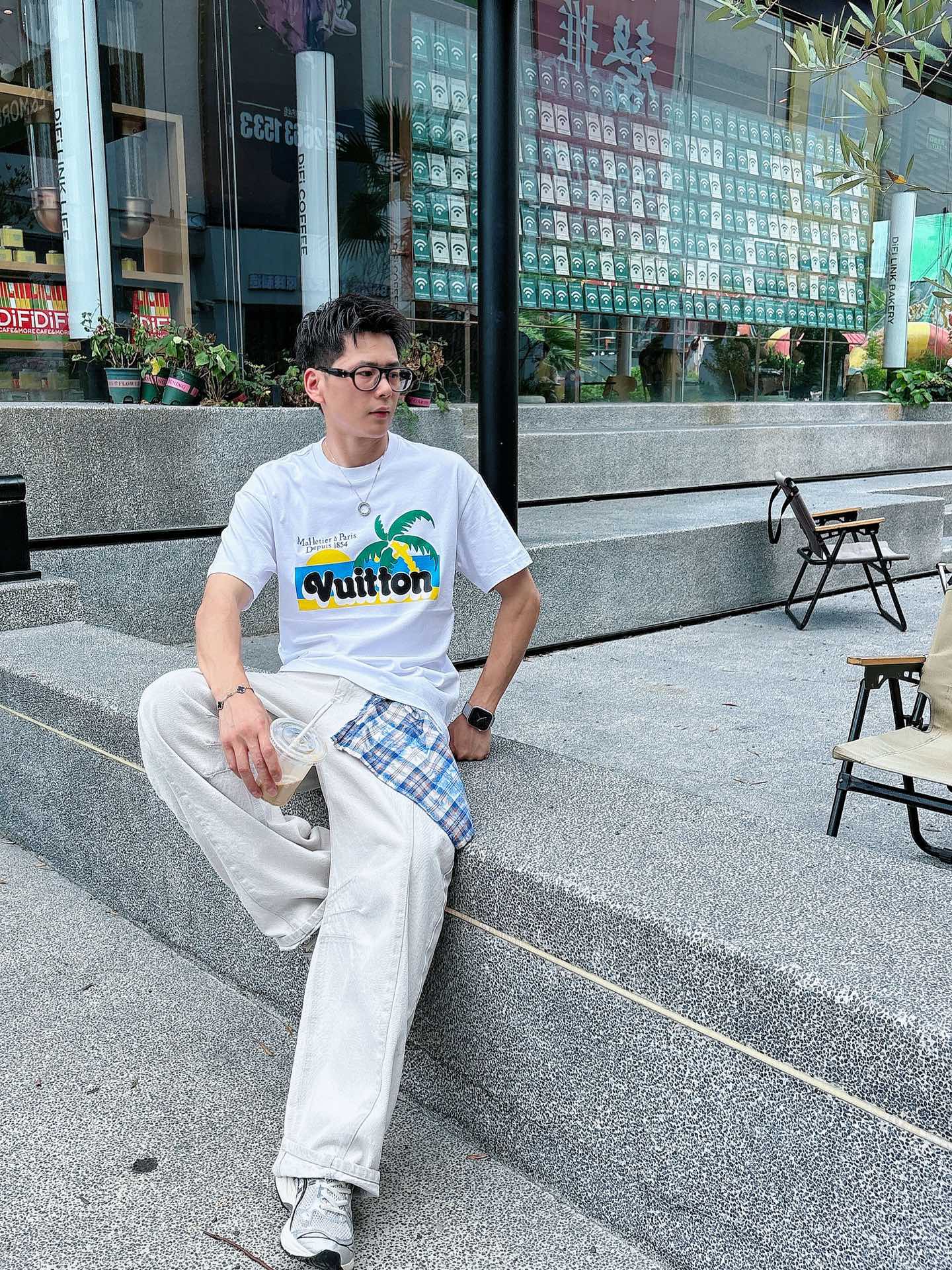  lv。春夏新款首发专柜最新款短袖圆领T恤 高端订制 设计前卫时尚！品牌logo重工艺设计 高端定制23